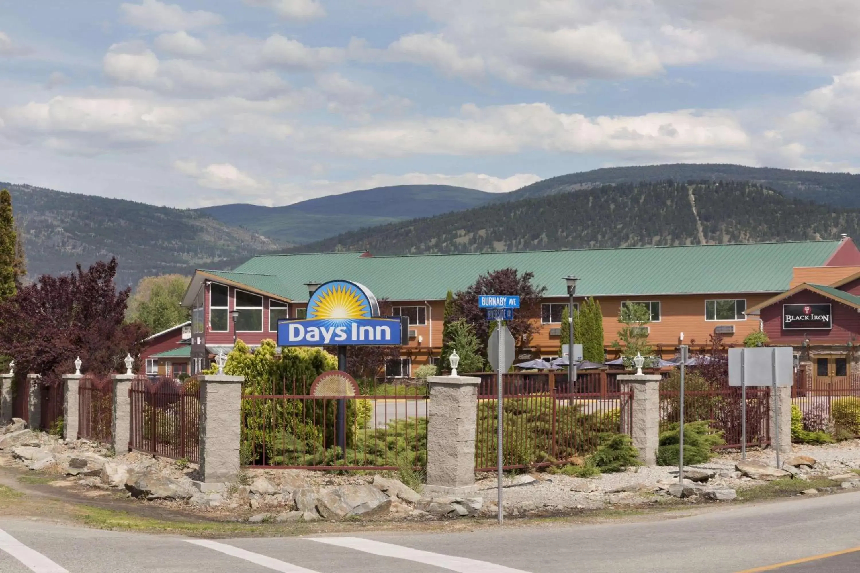 Property building in Days Inn by Wyndham Penticton Conference Centre