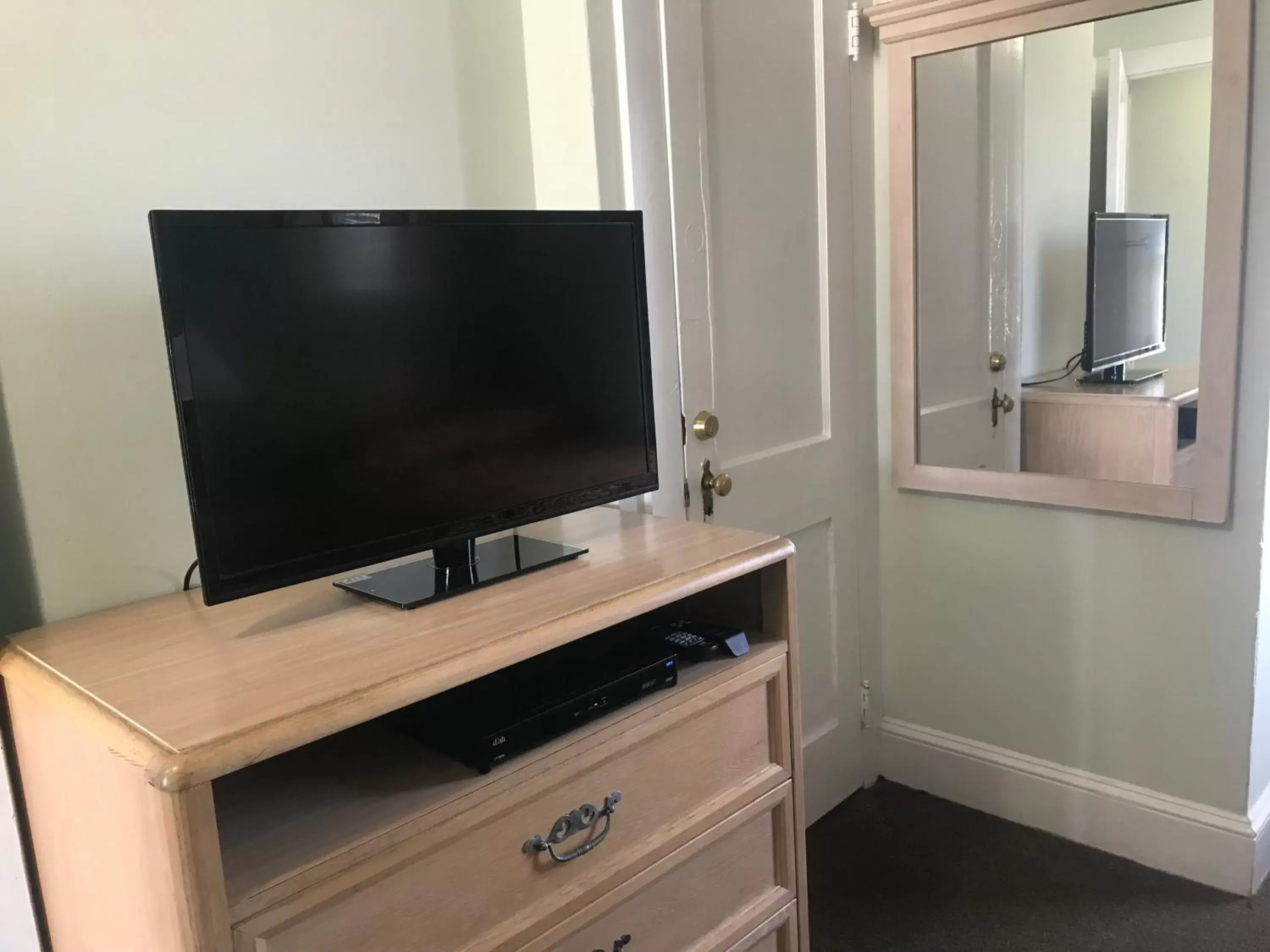 Bedroom, TV/Entertainment Center in Ocean Lodge Hotel & Apartments