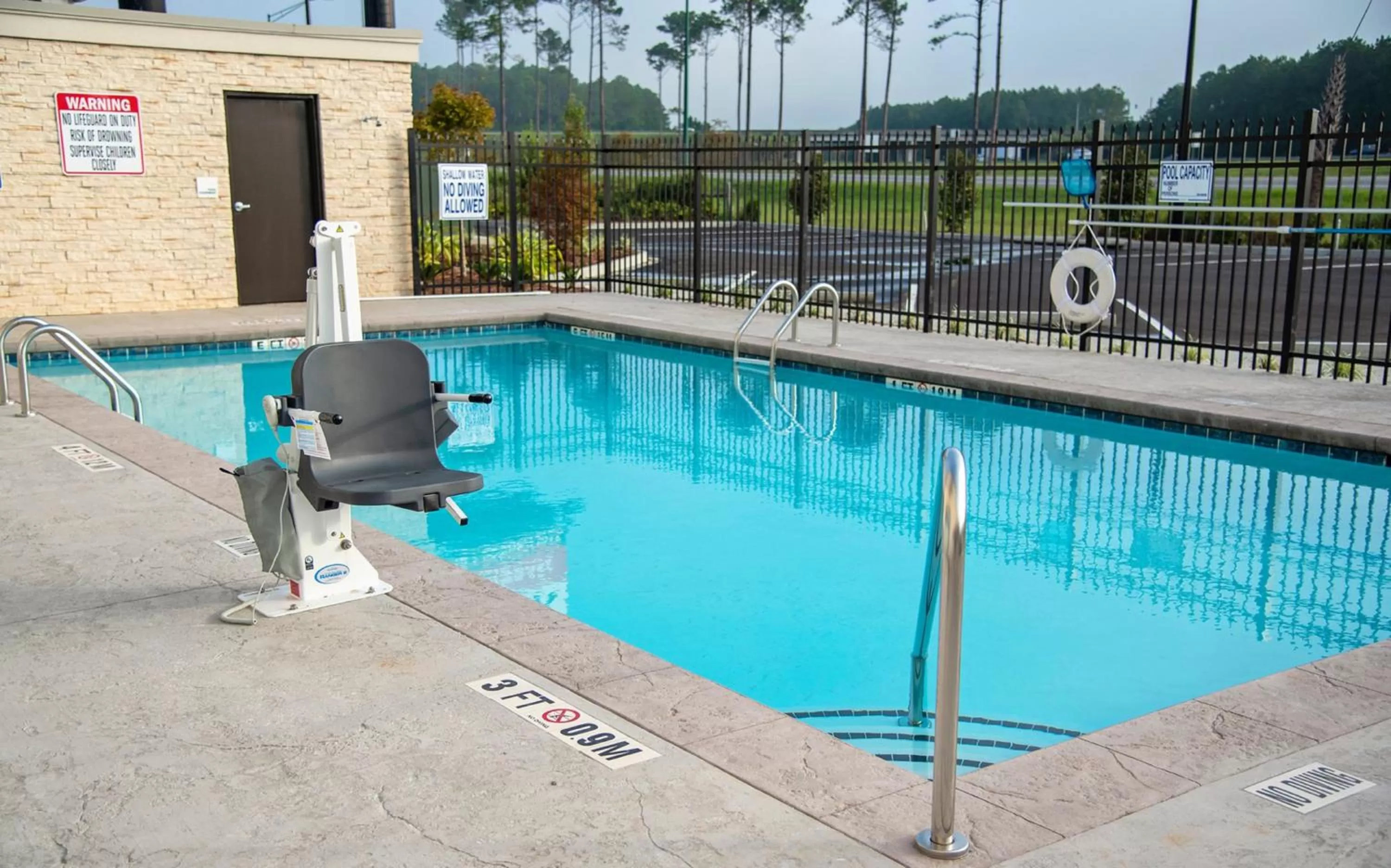 Swimming pool in Holiday Inn & Suites - Savannah Airport - Pooler by IHG