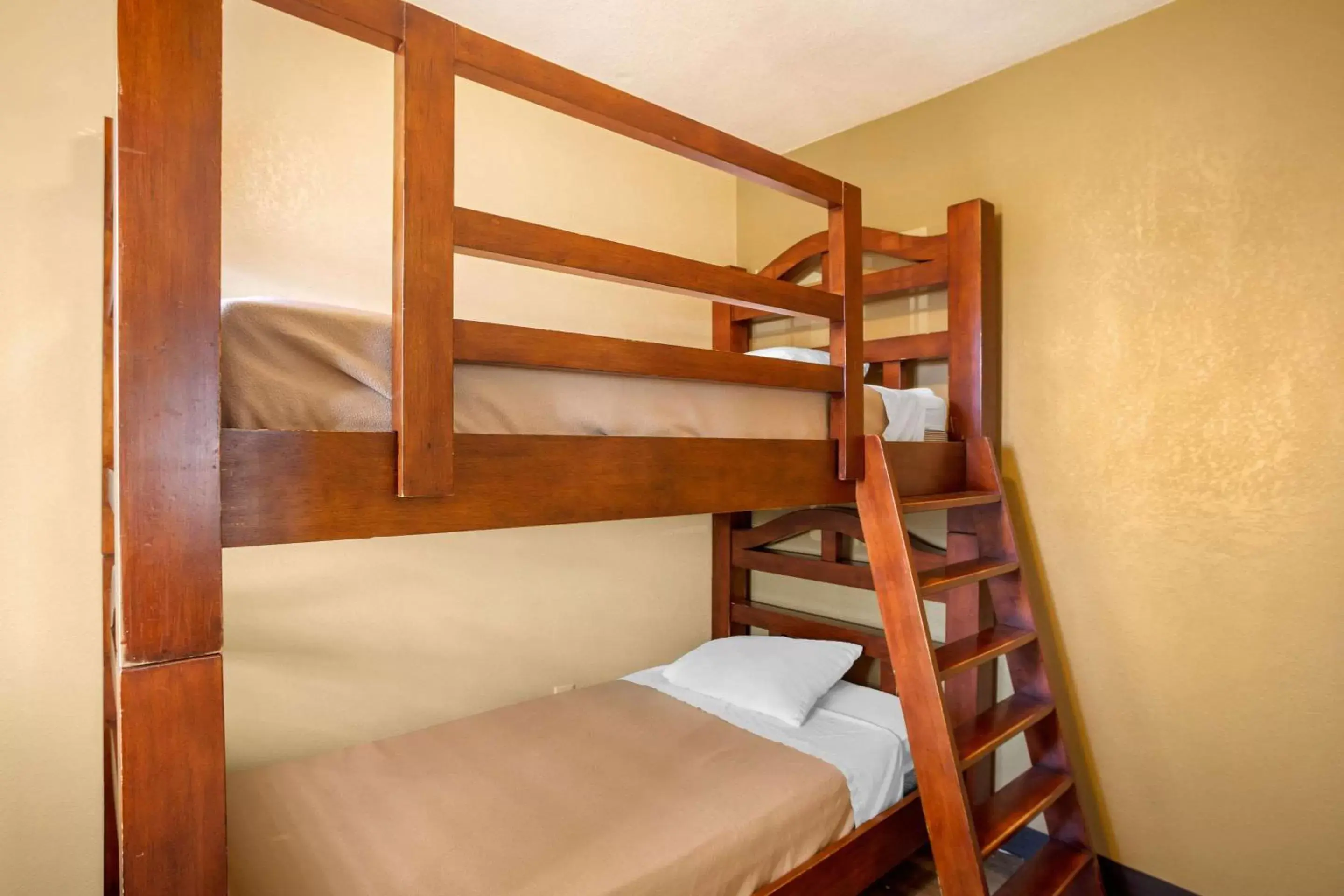 Photo of the whole room, Bunk Bed in Comfort Inn San Diego Airport At The Harbor