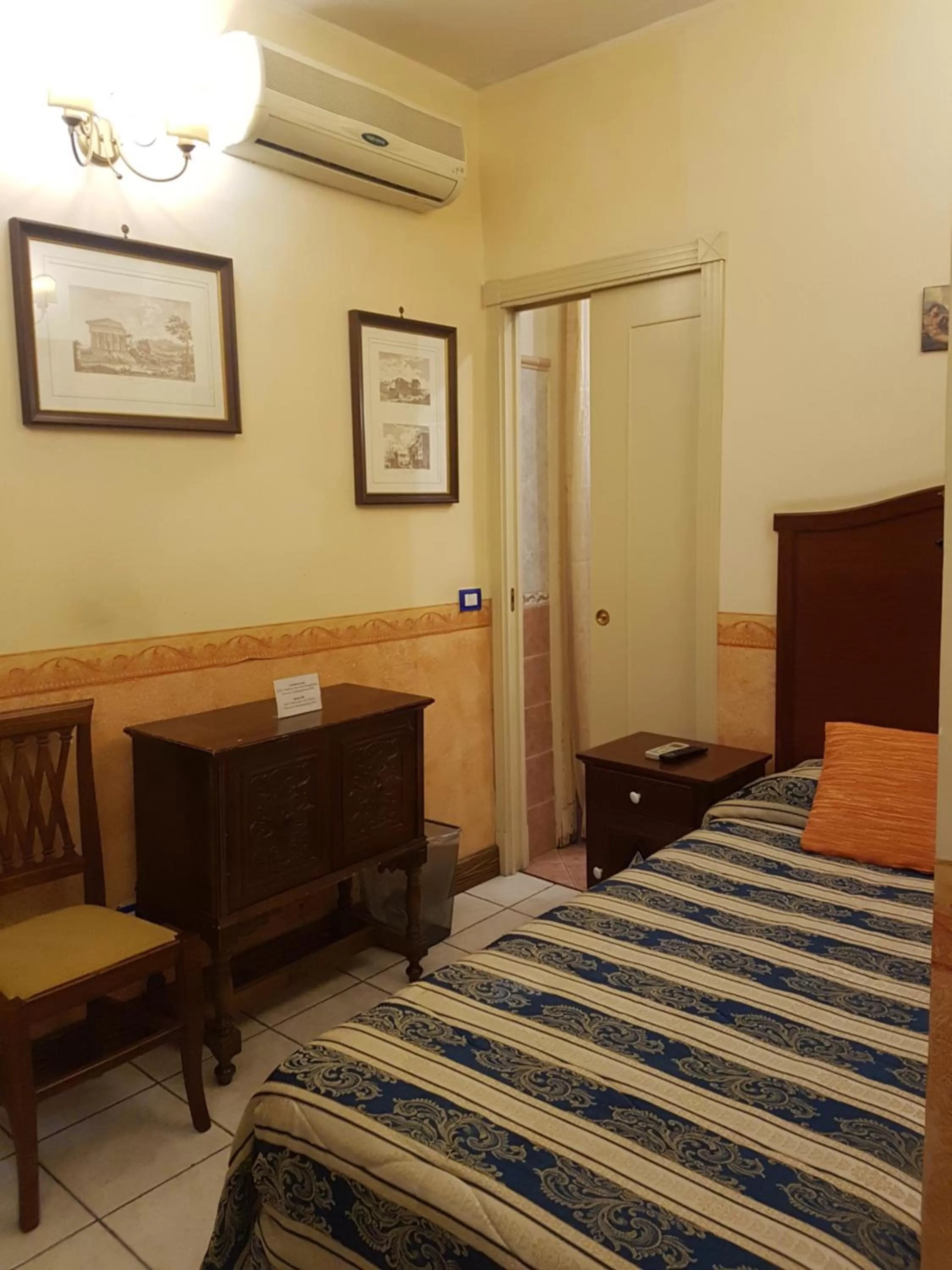 Bed in Hotel Sangiuliano 132 centro storico Catania