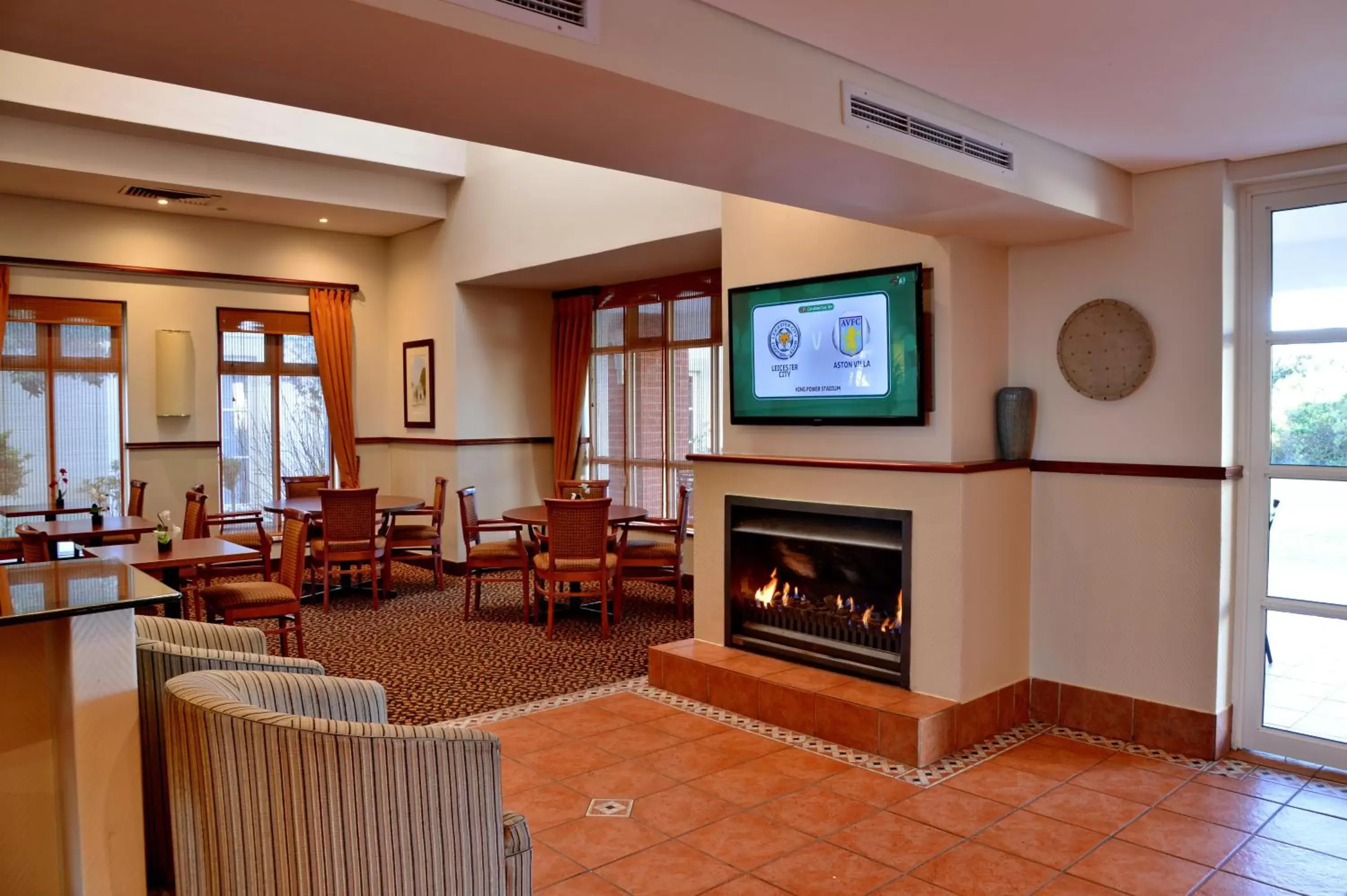 Lounge or bar, TV/Entertainment Center in Town Lodge George
