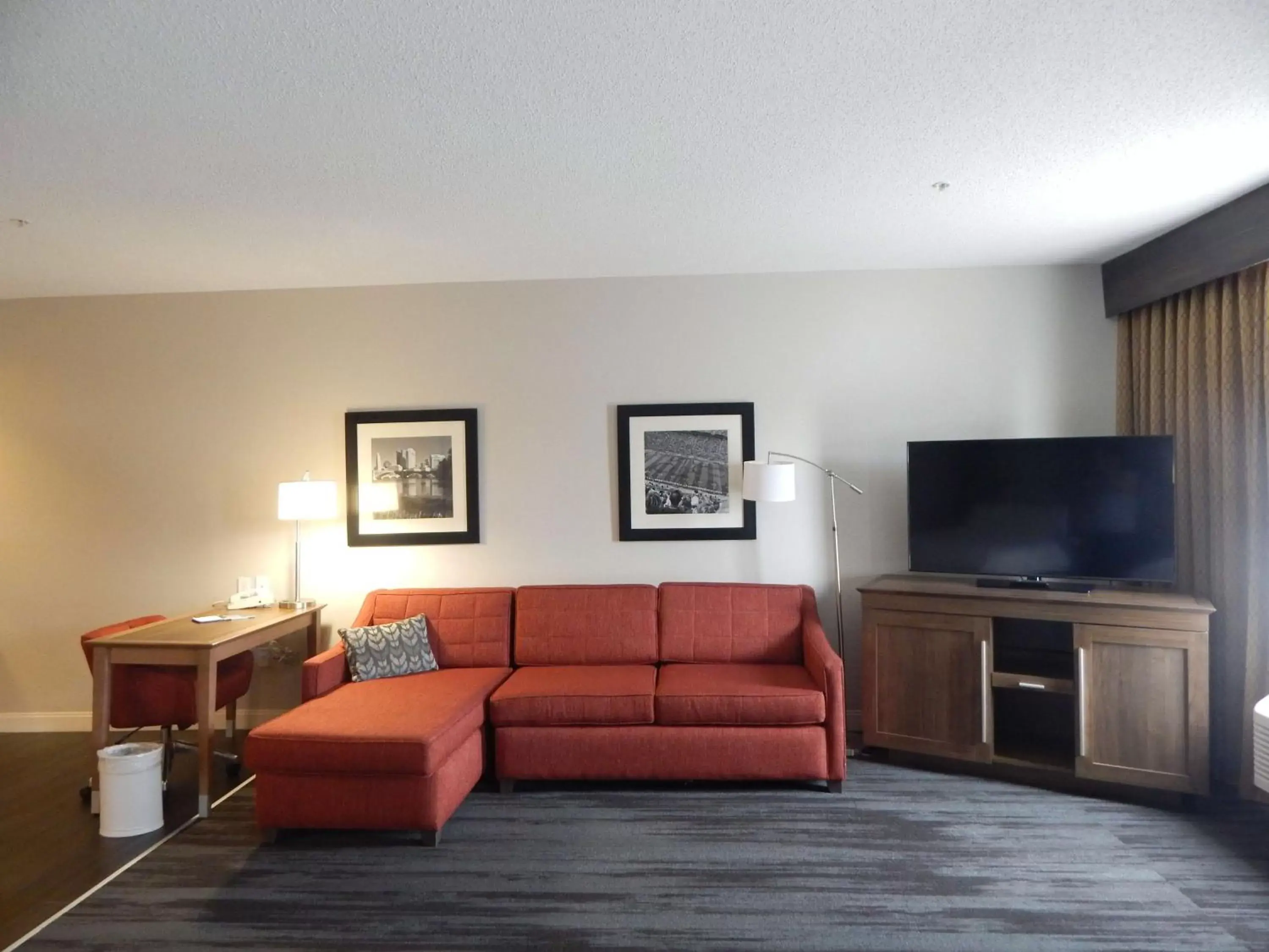 Bedroom, TV/Entertainment Center in Hampton Inn Heath