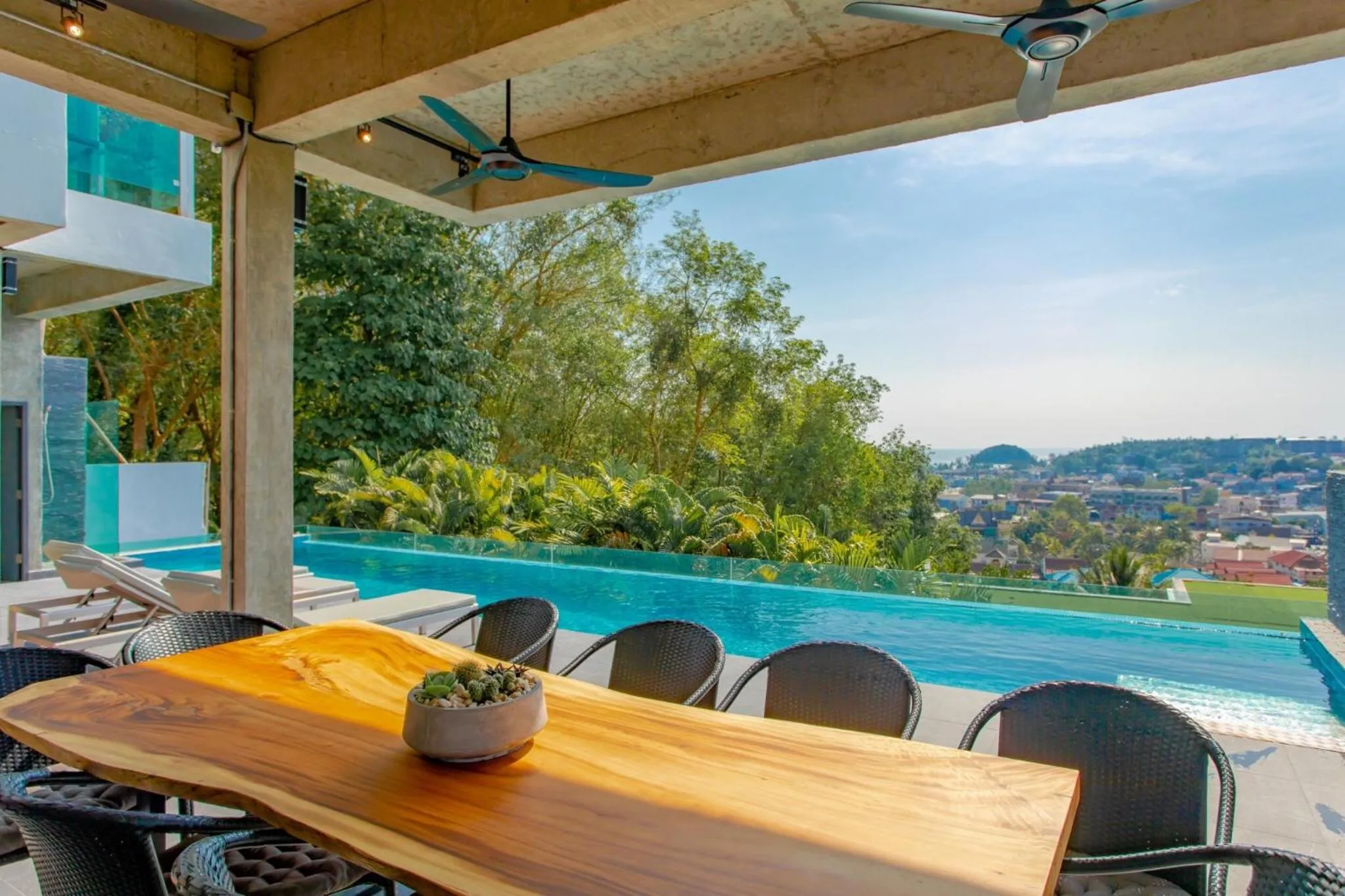 Restaurant/places to eat in Baan Saint-Tropez Seaview Villas Kata Beach