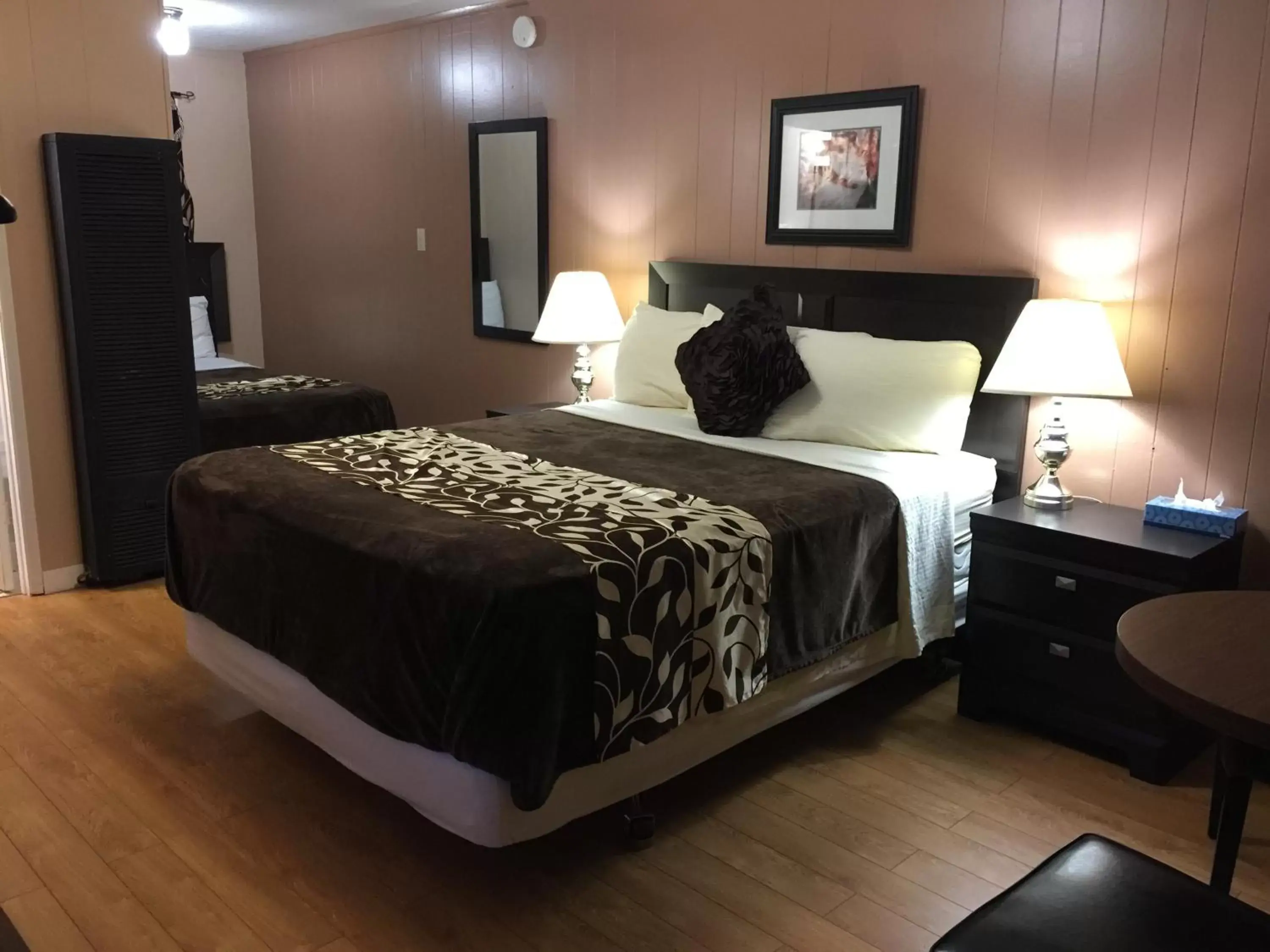 Bedroom, Bed in Parkway Motel & European Lodges