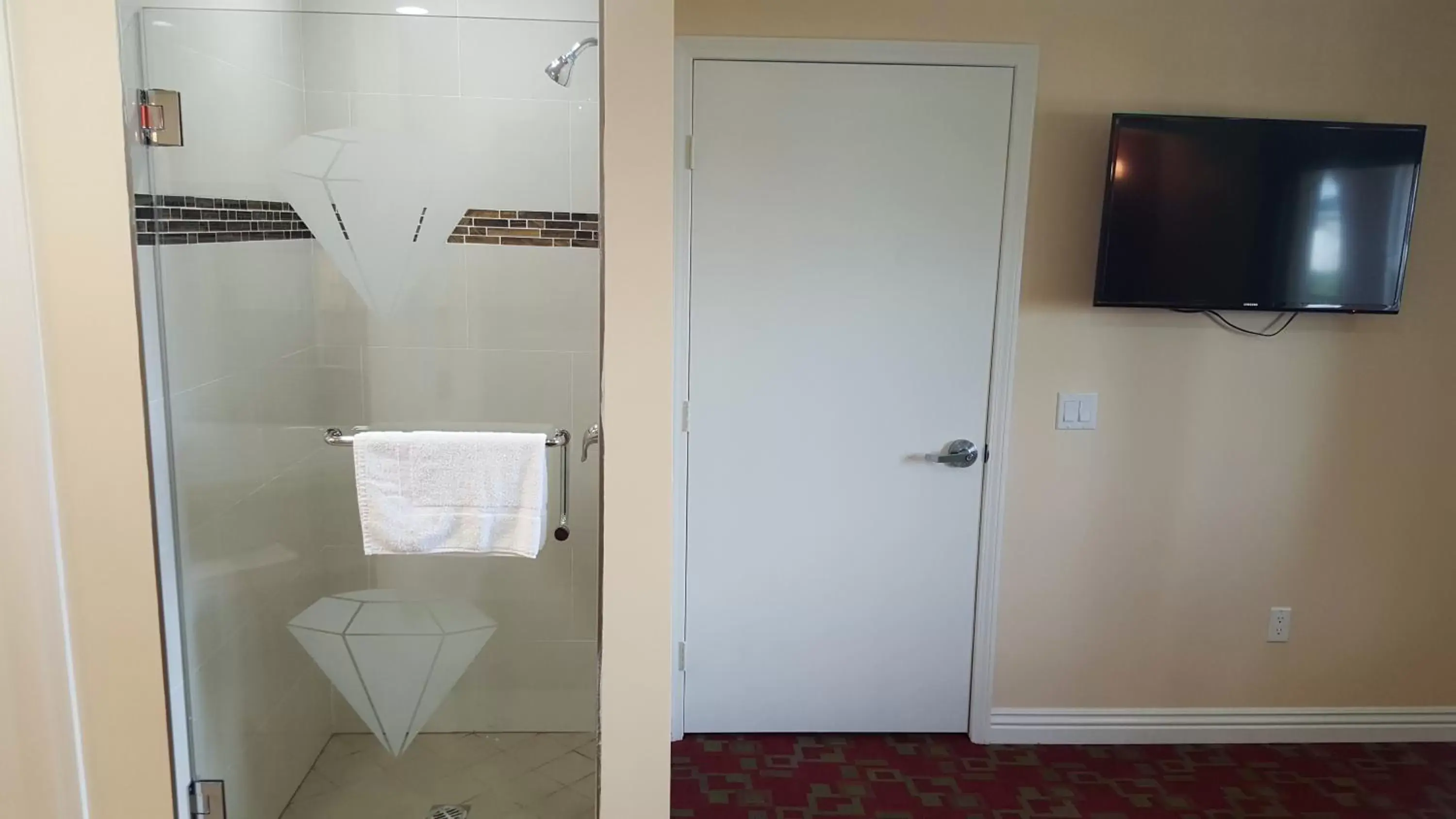 Bathroom in Travelodge Inn & Suites by Wyndham Bell Los Angeles Area