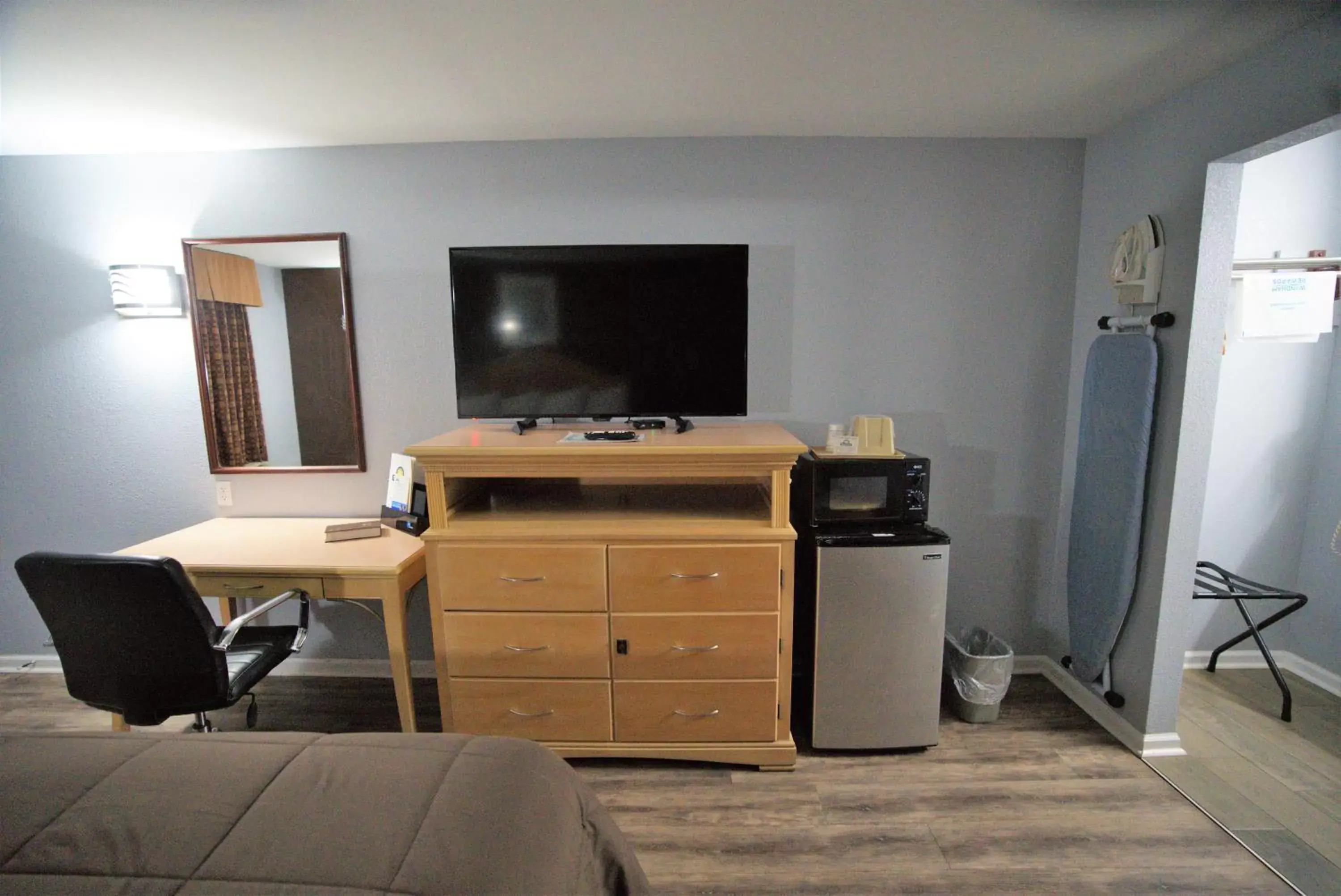 Bed, TV/Entertainment Center in Columbus Inn and Suites