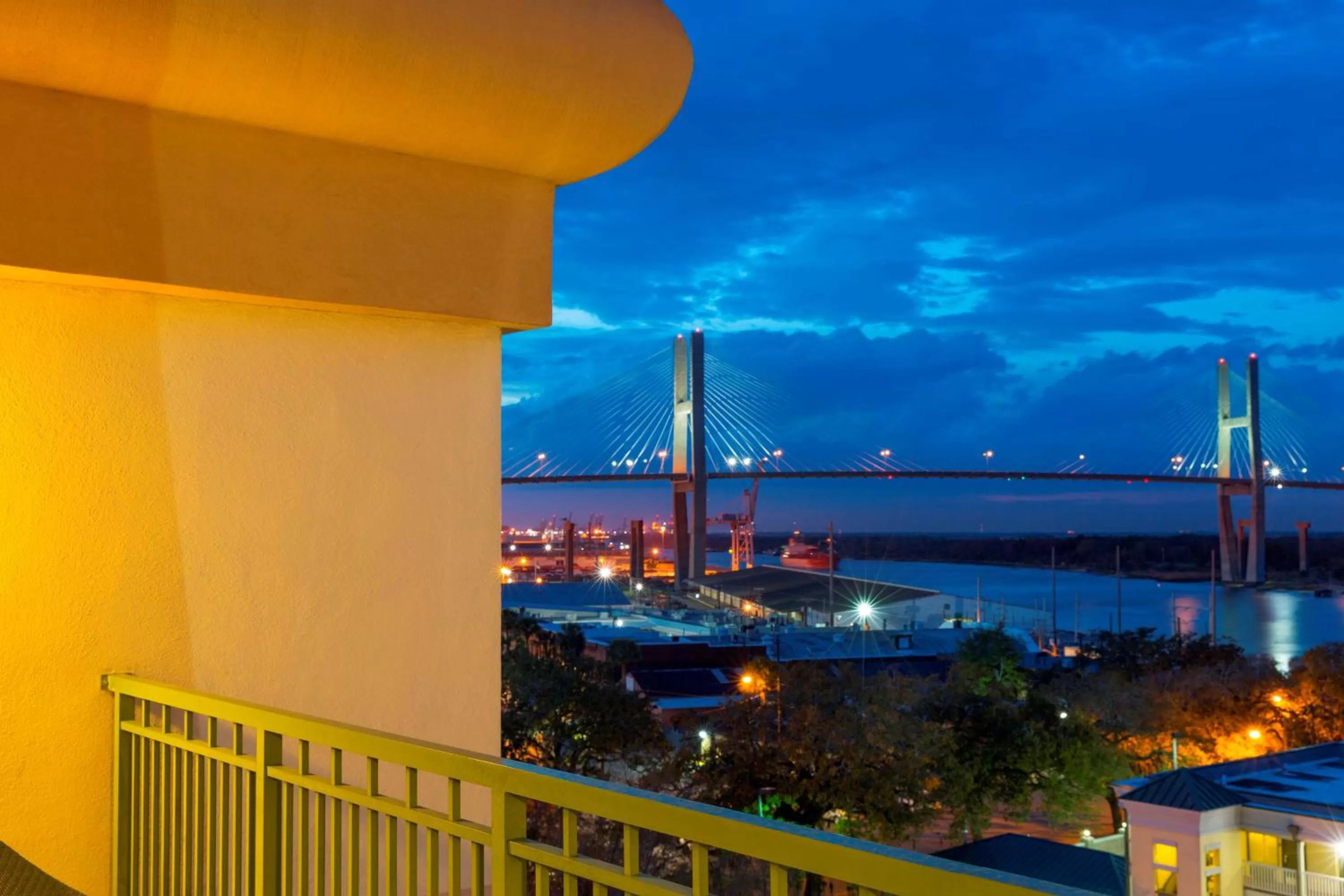 Living room in DoubleTree by Hilton Historic Savannah