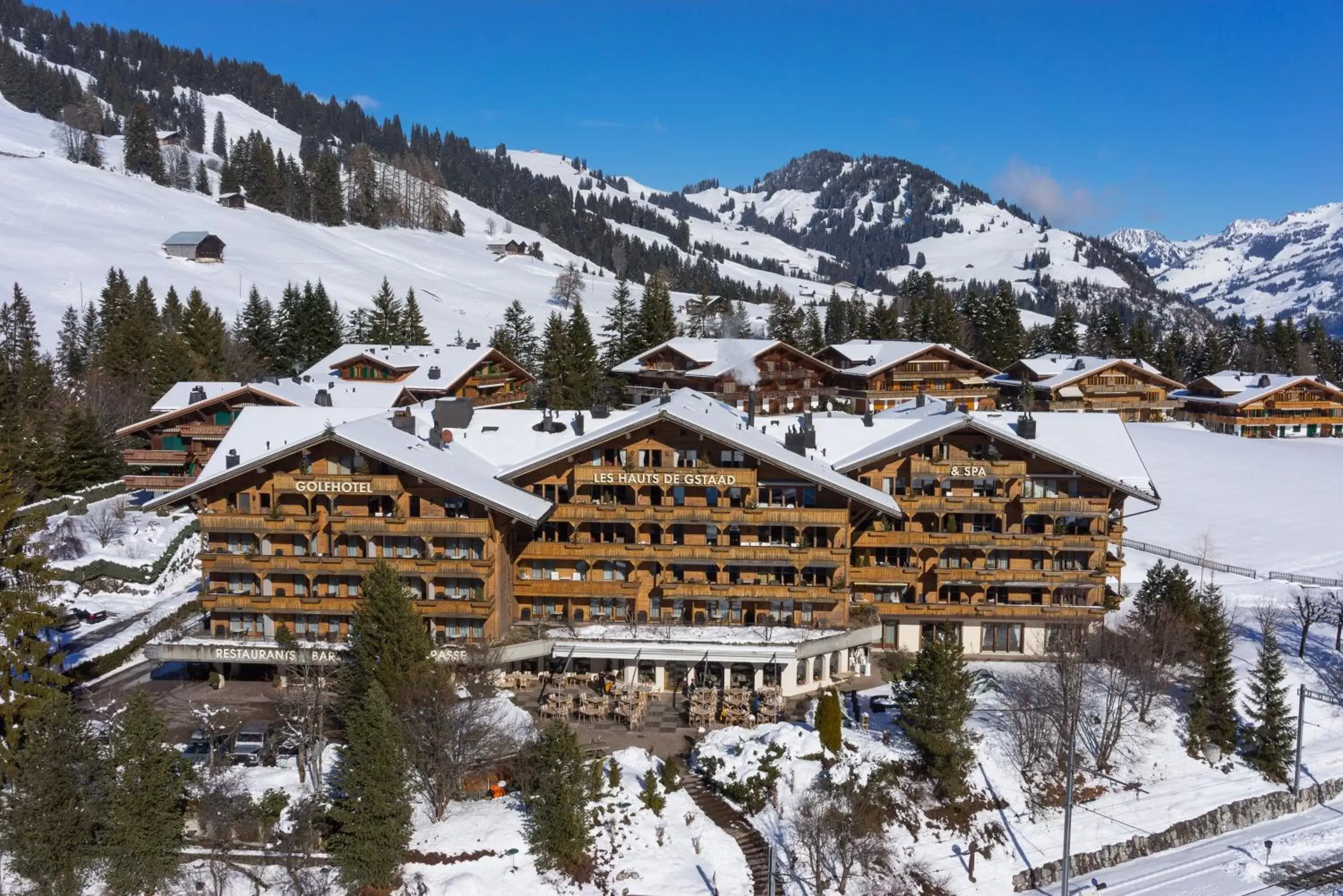 Facade/entrance, Winter in GOLFHOTEL Les Hauts de Gstaad & SPA