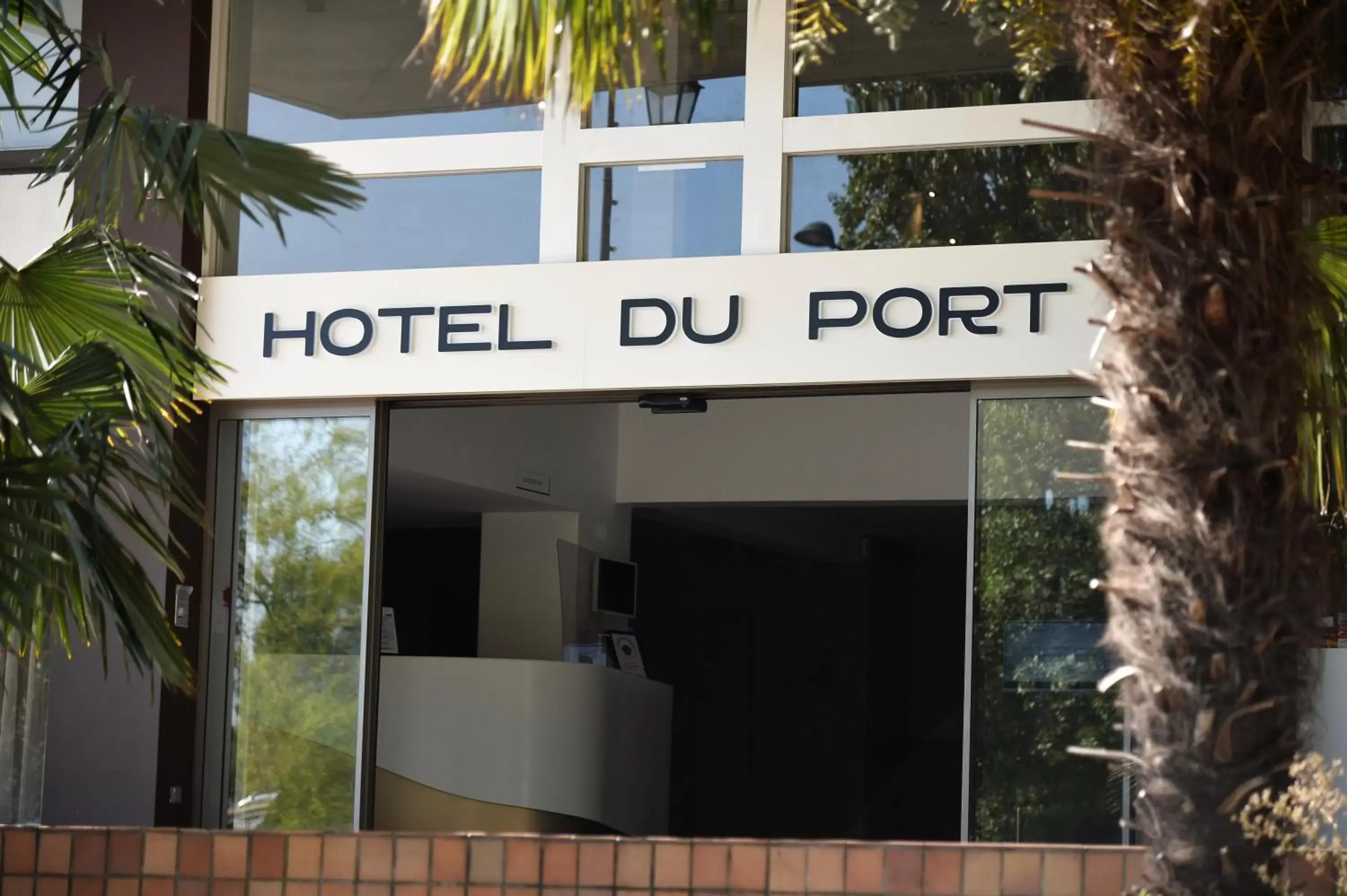 Facade/entrance in Hôtel du Port