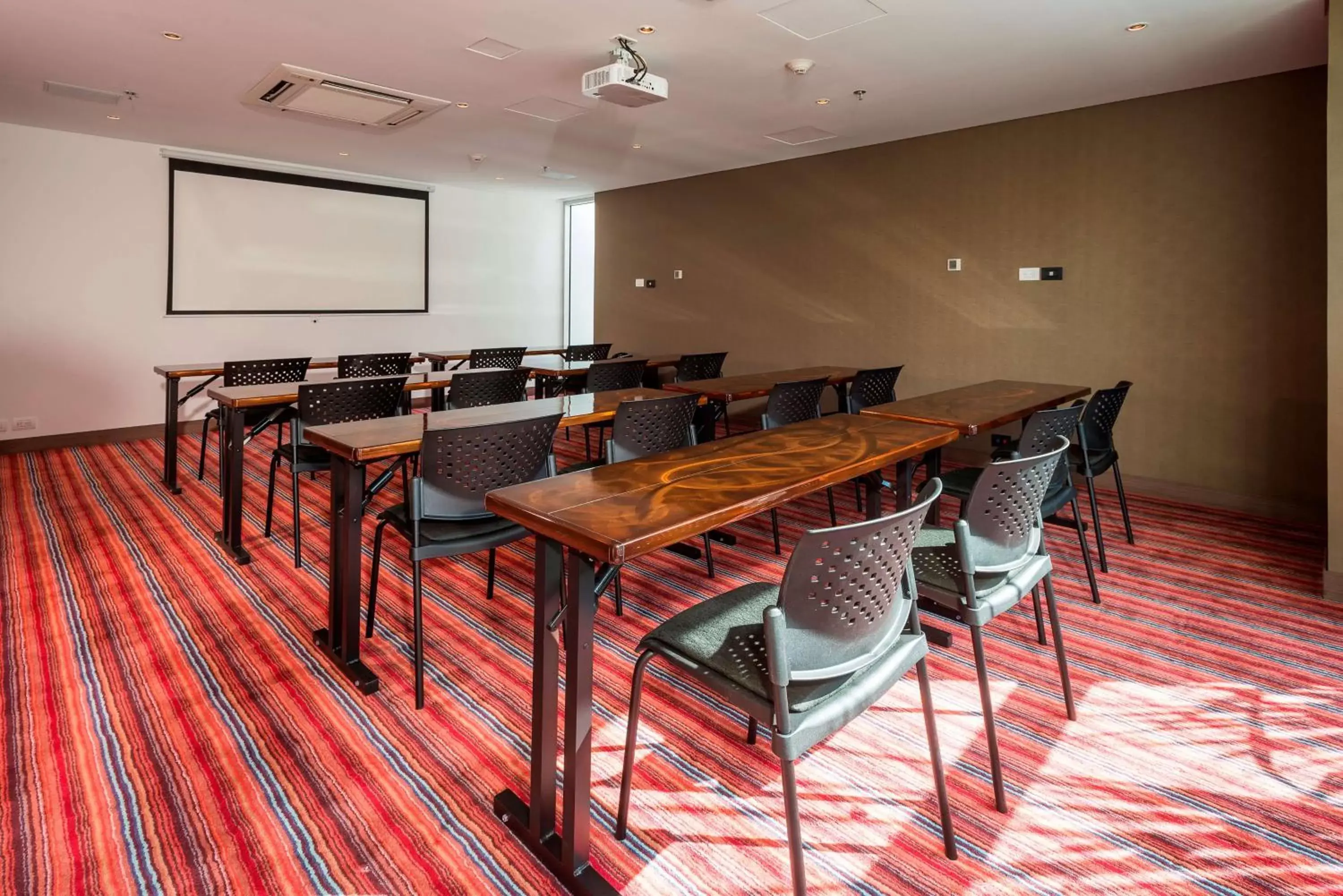 Meeting/conference room in Hampton by Hilton Cali