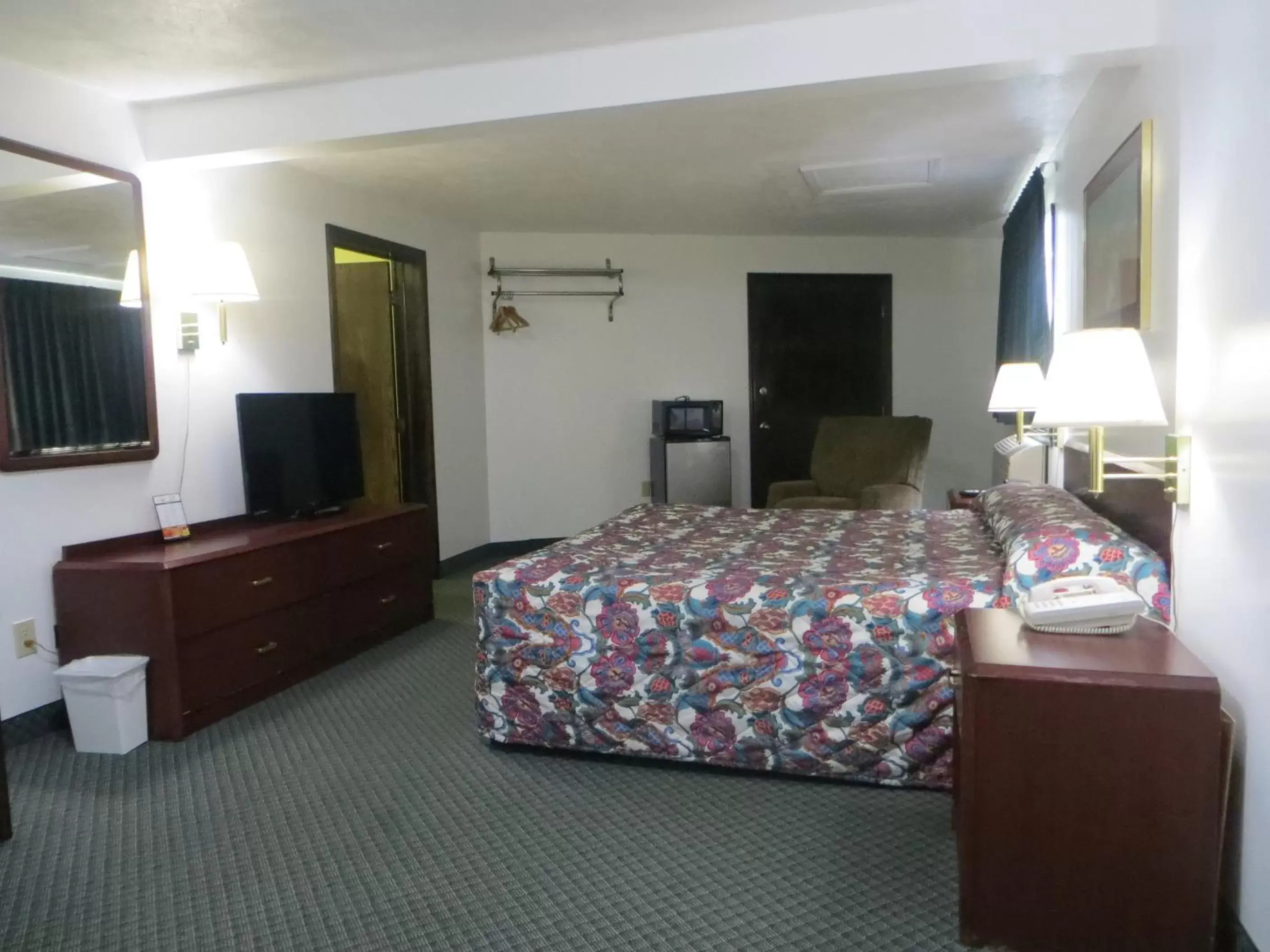 Bedroom, TV/Entertainment Center in Cadillac Inn
