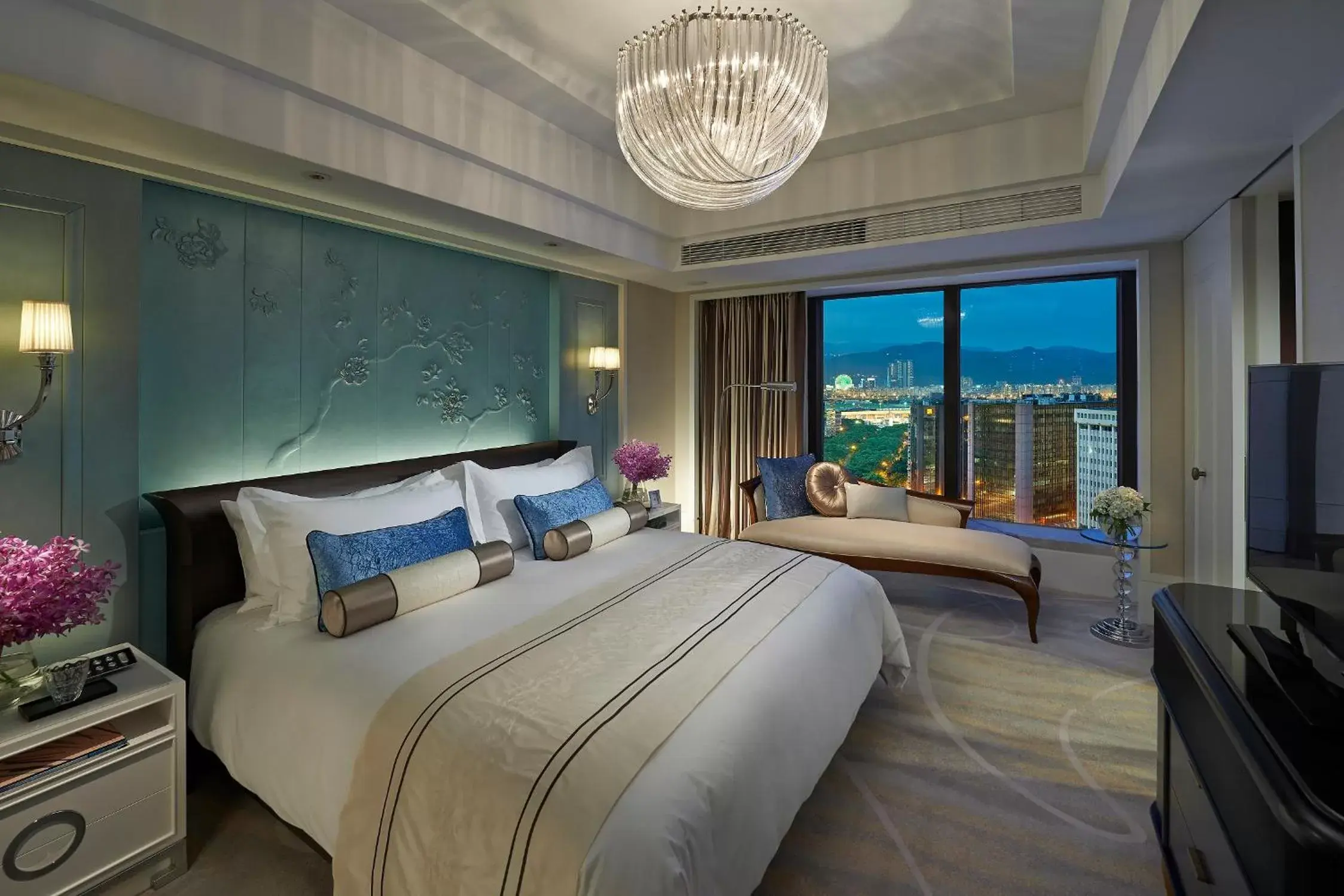 Bedroom in Mandarin Oriental Taipei