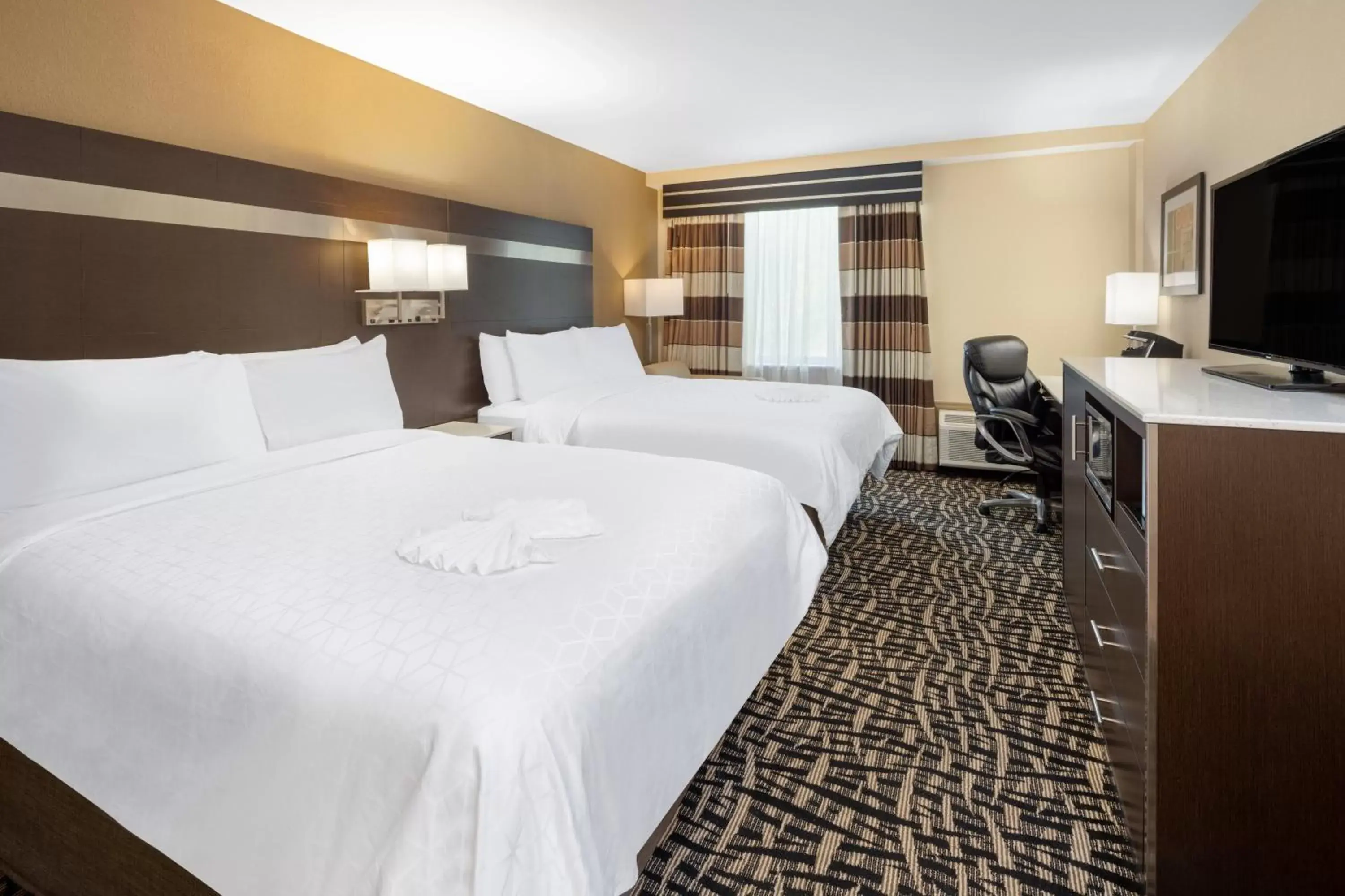 Photo of the whole room, Bed in Holiday Inn Poughkeepsie, an IHG Hotel
