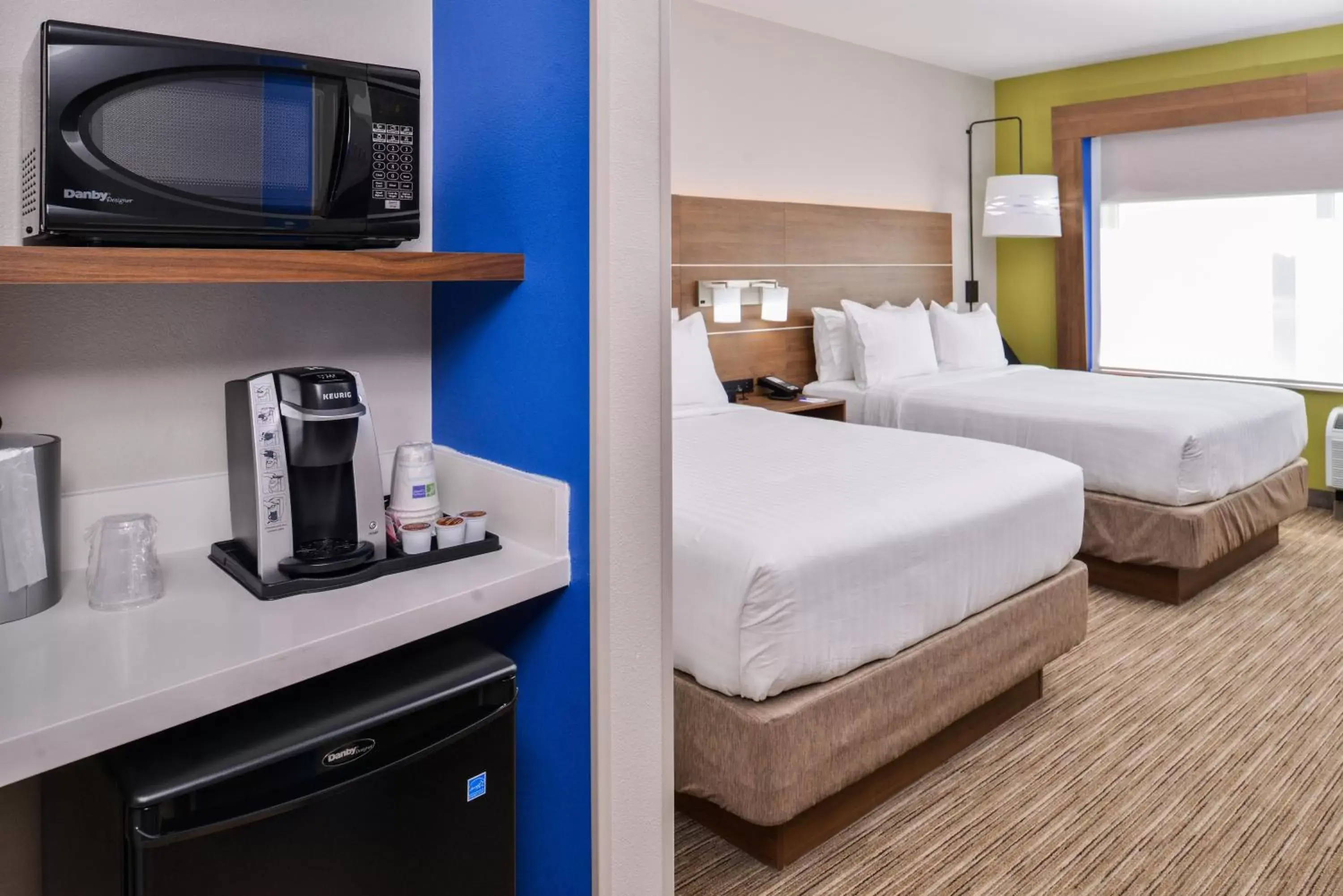Standard Queen Room with Two Queen Beds and Mobility Accessible Tub in Holiday Inn Express & Suites - Siloam Springs by IHG Standard Queen Room with Two Queen Beds and Mobility Accessible Tub in Holiday Inn Express & Suites - Siloam Springs by IHG