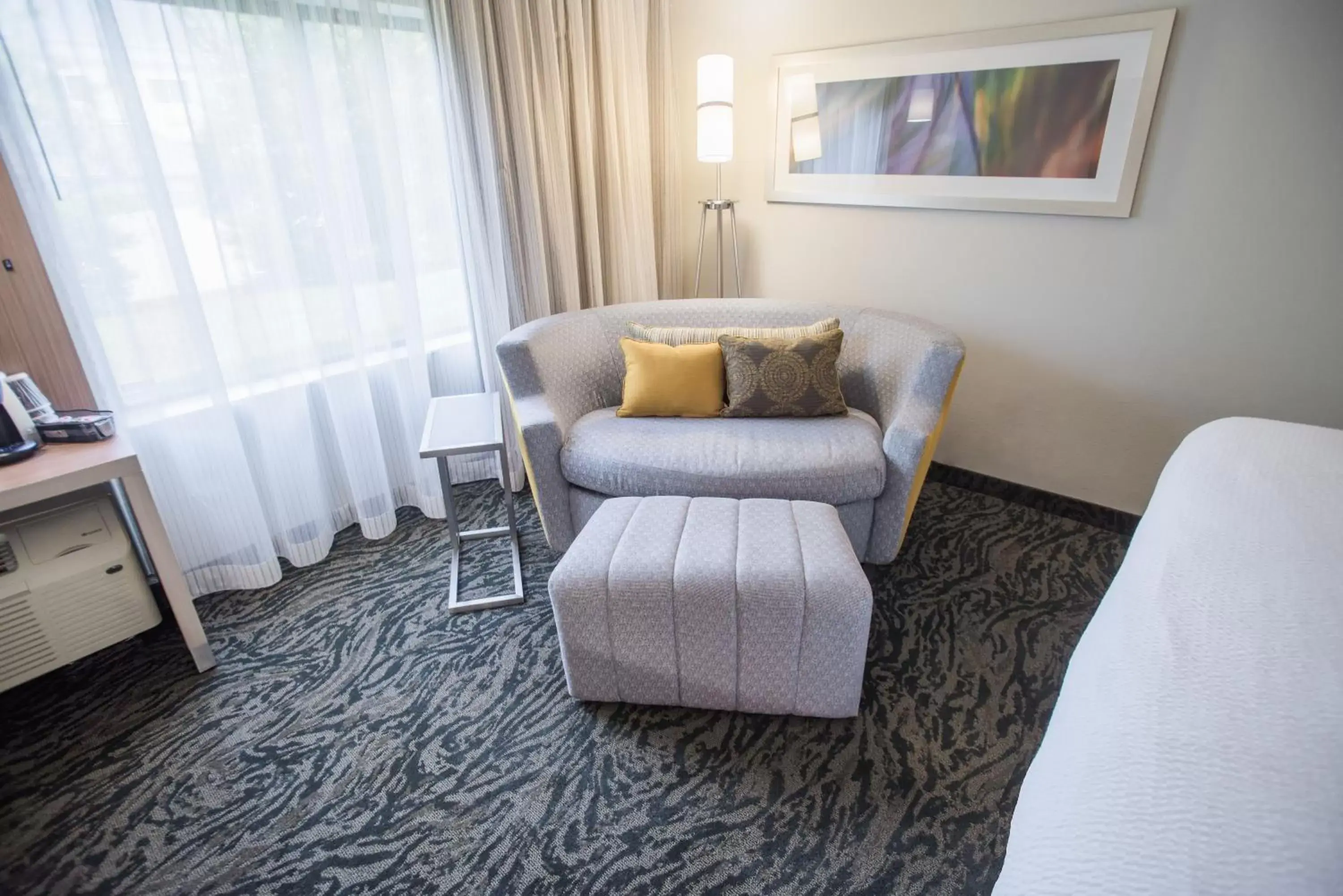 Bedroom, Seating Area in Courtyard by Marriott Hickory