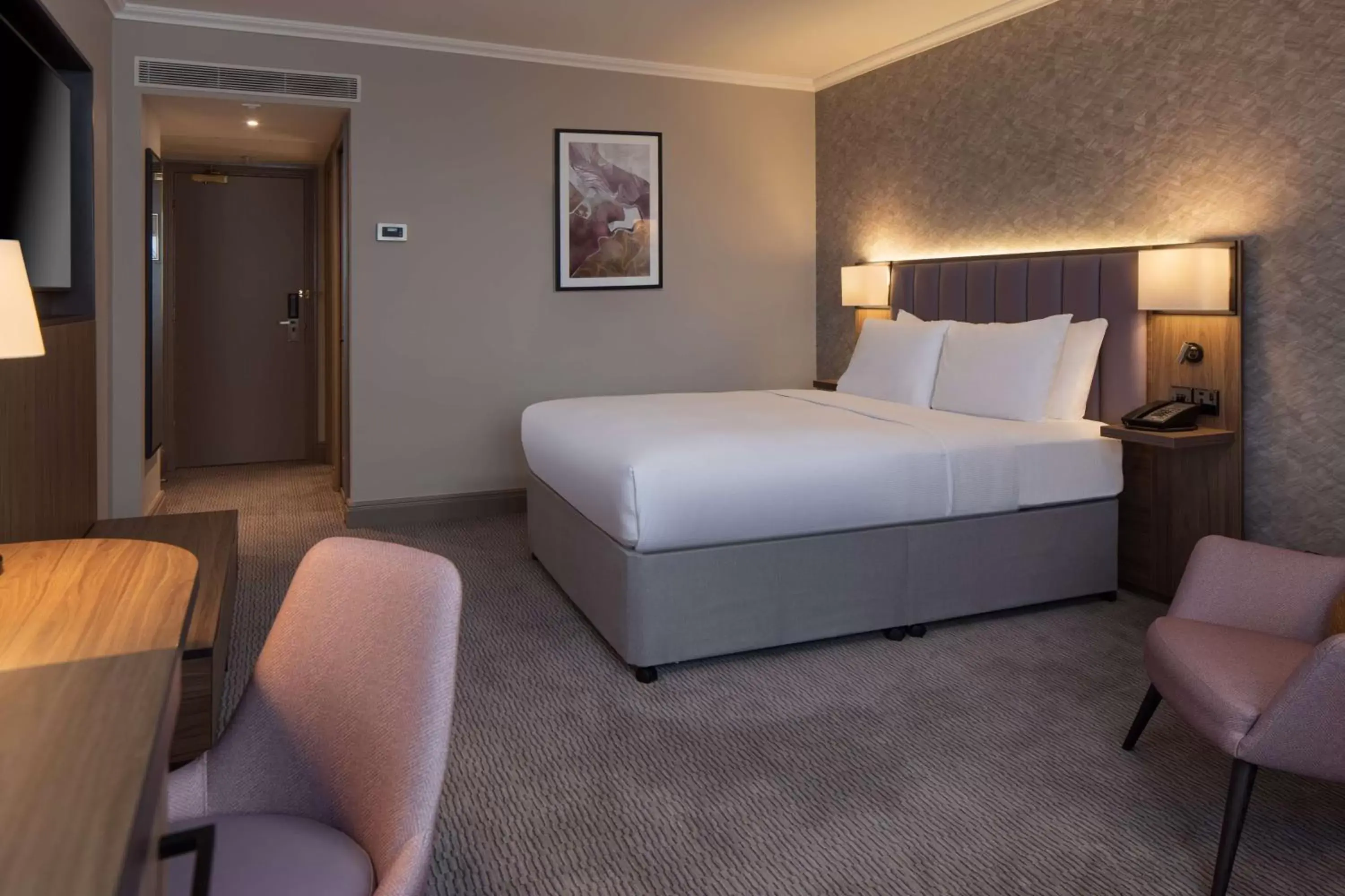 Bedroom, Bed in DoubleTree by Hilton Dartford Bridge