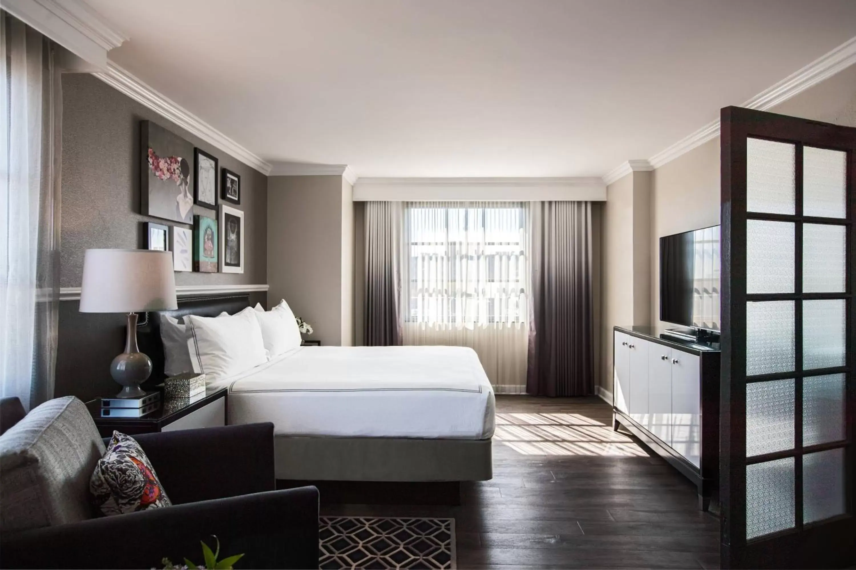 1 Bedroom 2 Room Suite, 1 Bedroom 2 room Suite, High floor in The Lindy Renaissance Charleston Hotel 1 Bedroom 2 Room Suite, 1 Bedroom 2 room Suite, High floor in The Lindy Renaissance Charleston Hotel