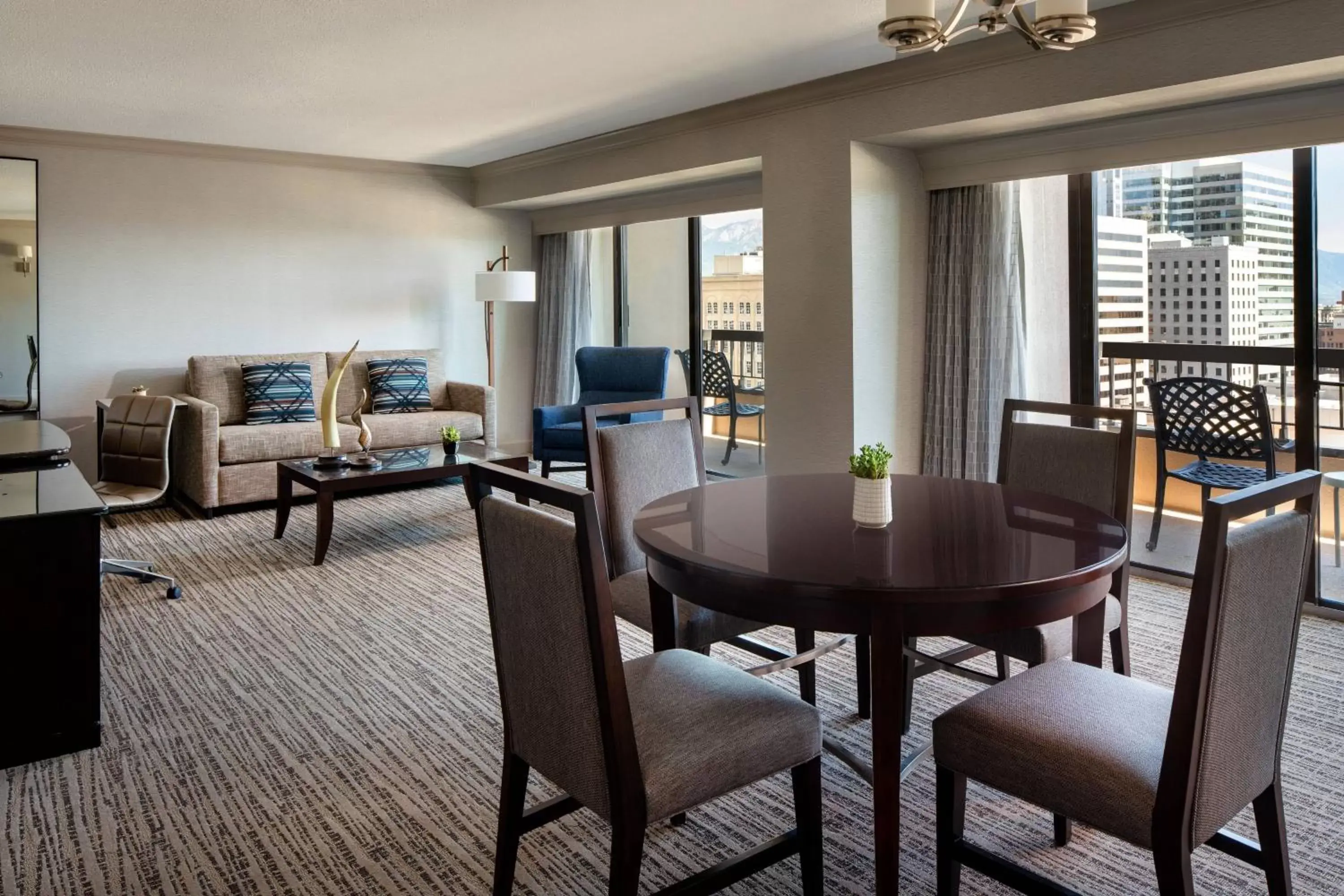 Photo of the whole room, Dining Area in Salt Lake Marriott Downtown at City Creek