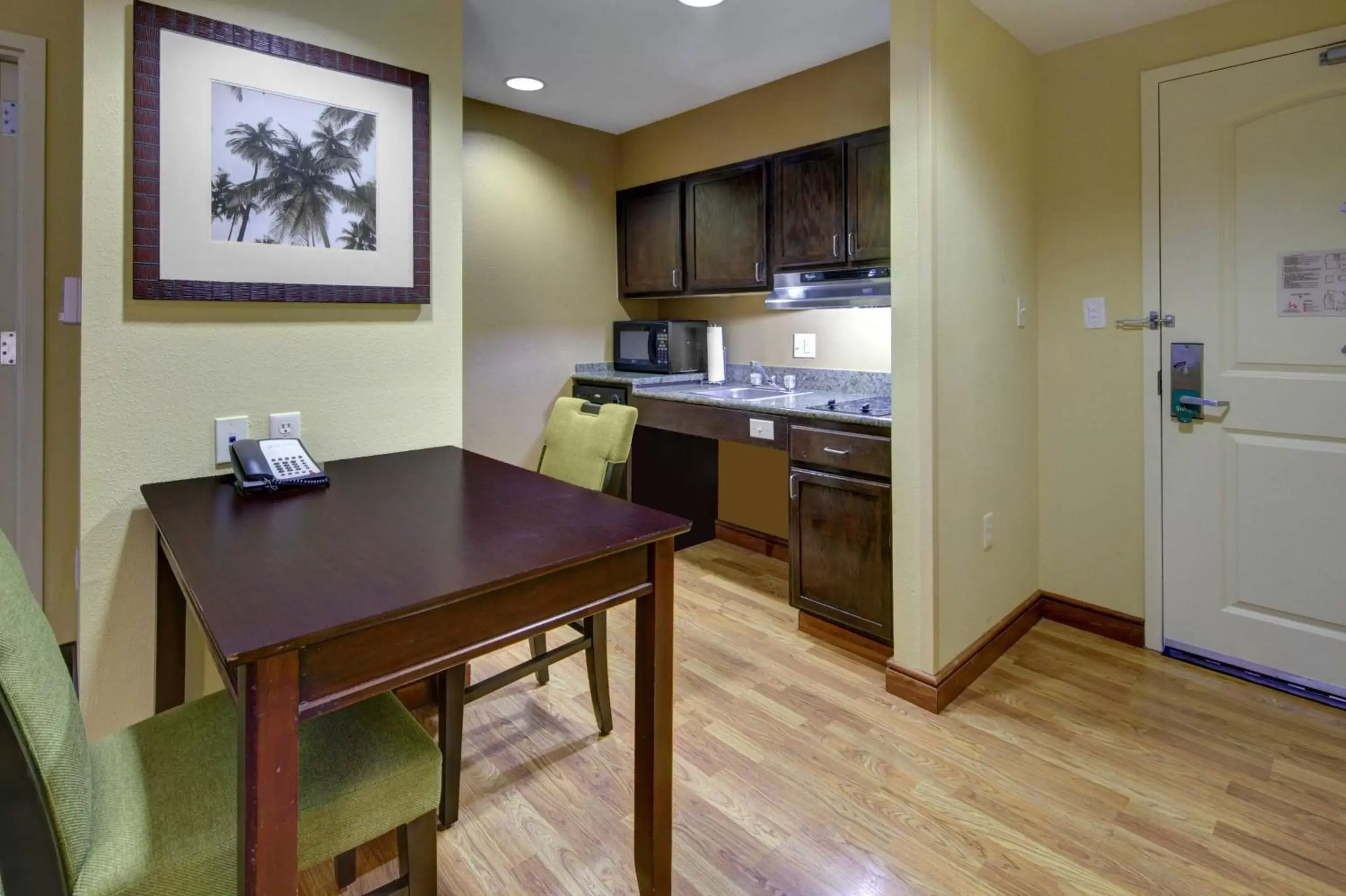 Photo of the whole room, Kitchen/Kitchenette in Homewood Suites by Hilton West Palm Beach