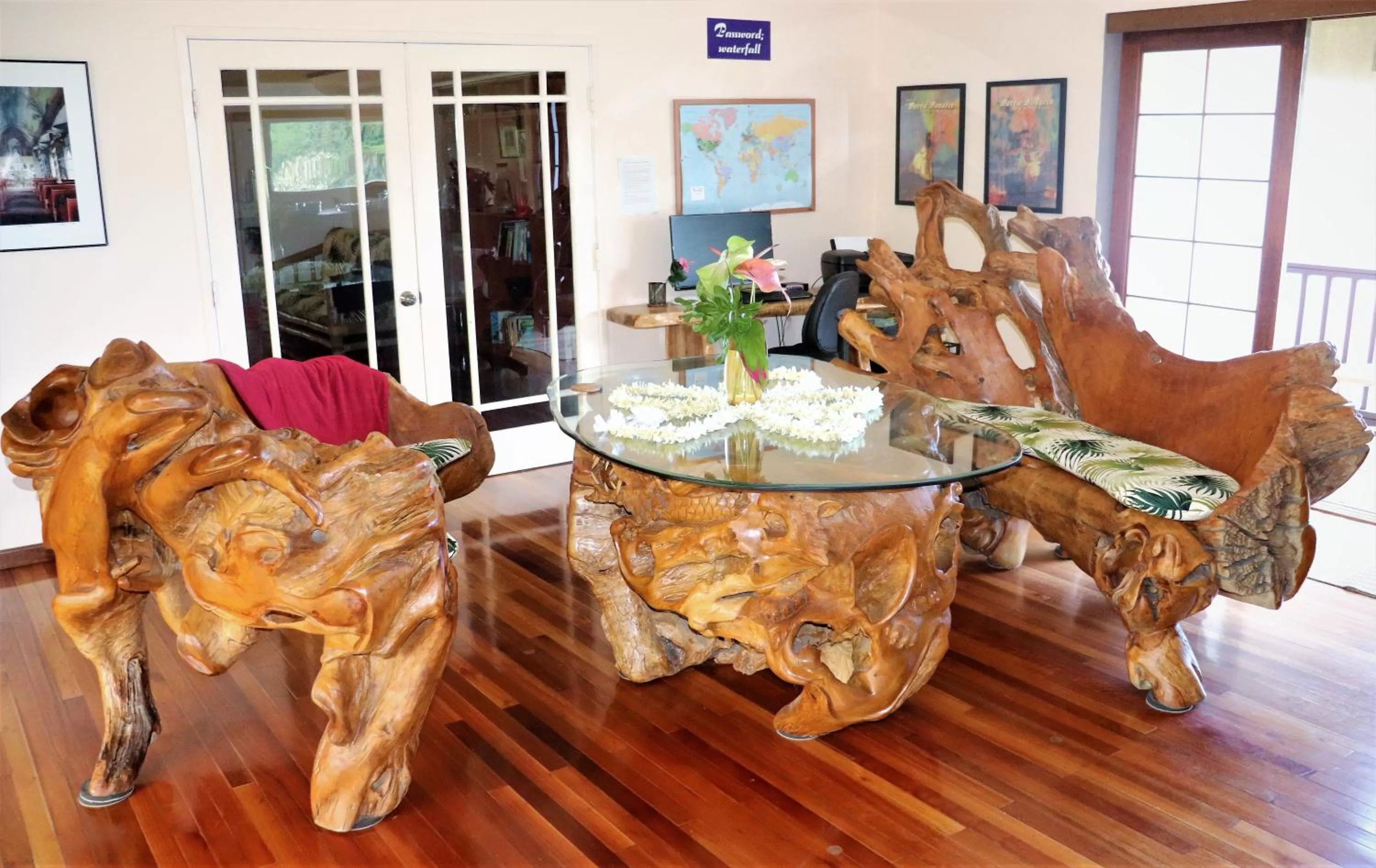 Lounge or bar in The Inn at Kulaniapia Falls