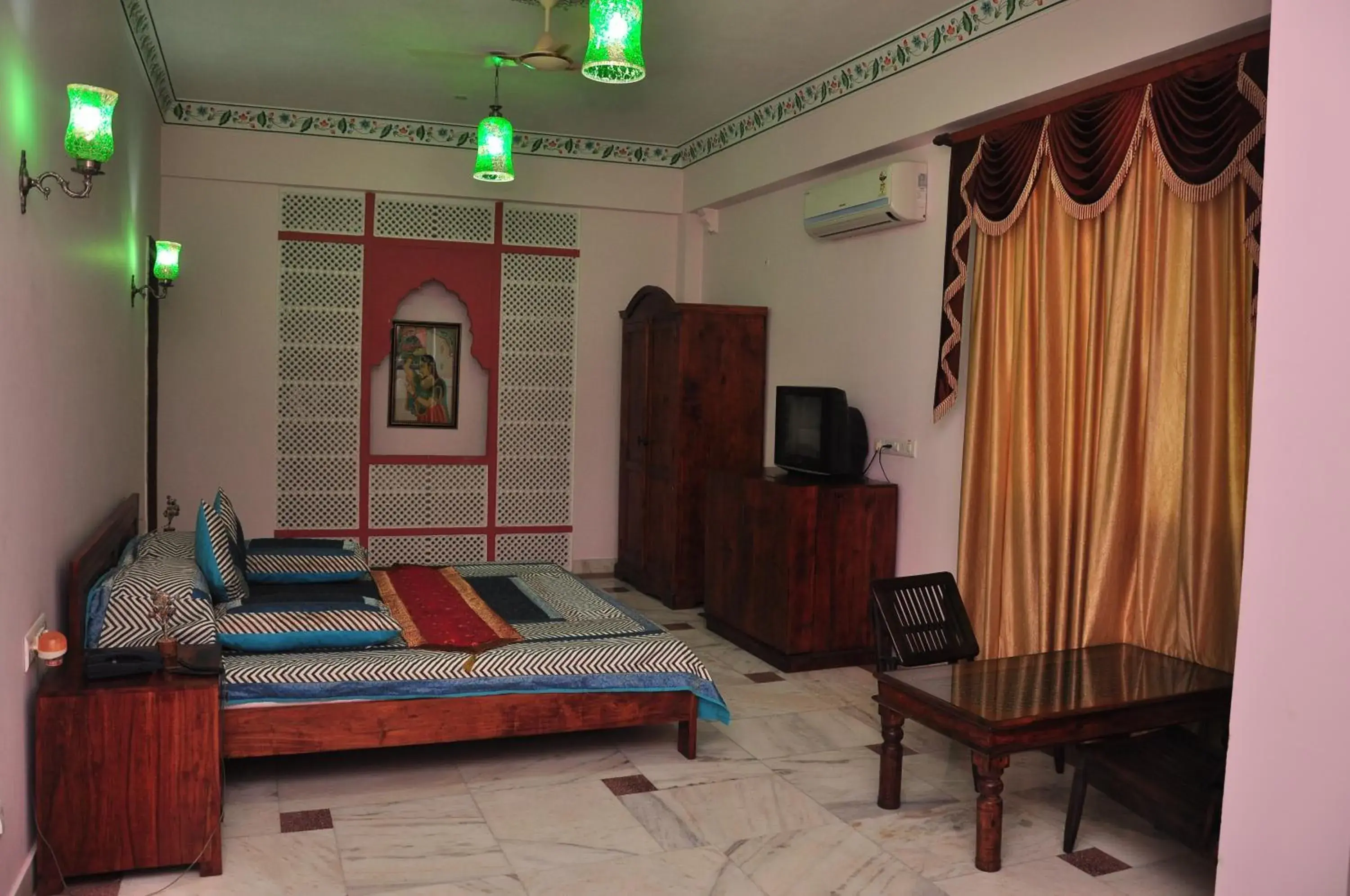 Photo of the whole room, Bed in Rani Mahal Hotel