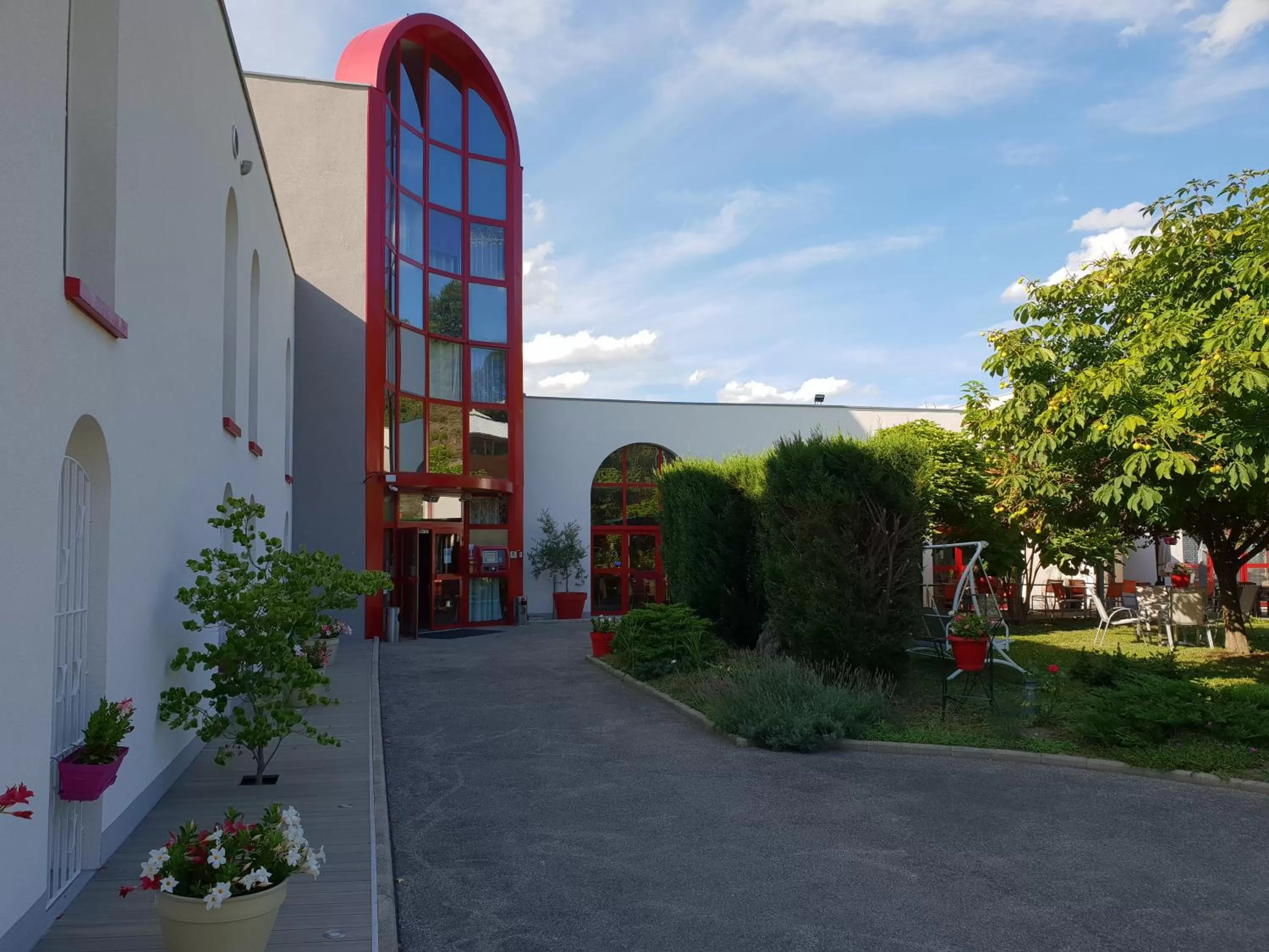 Facade/entrance in L'Abribis