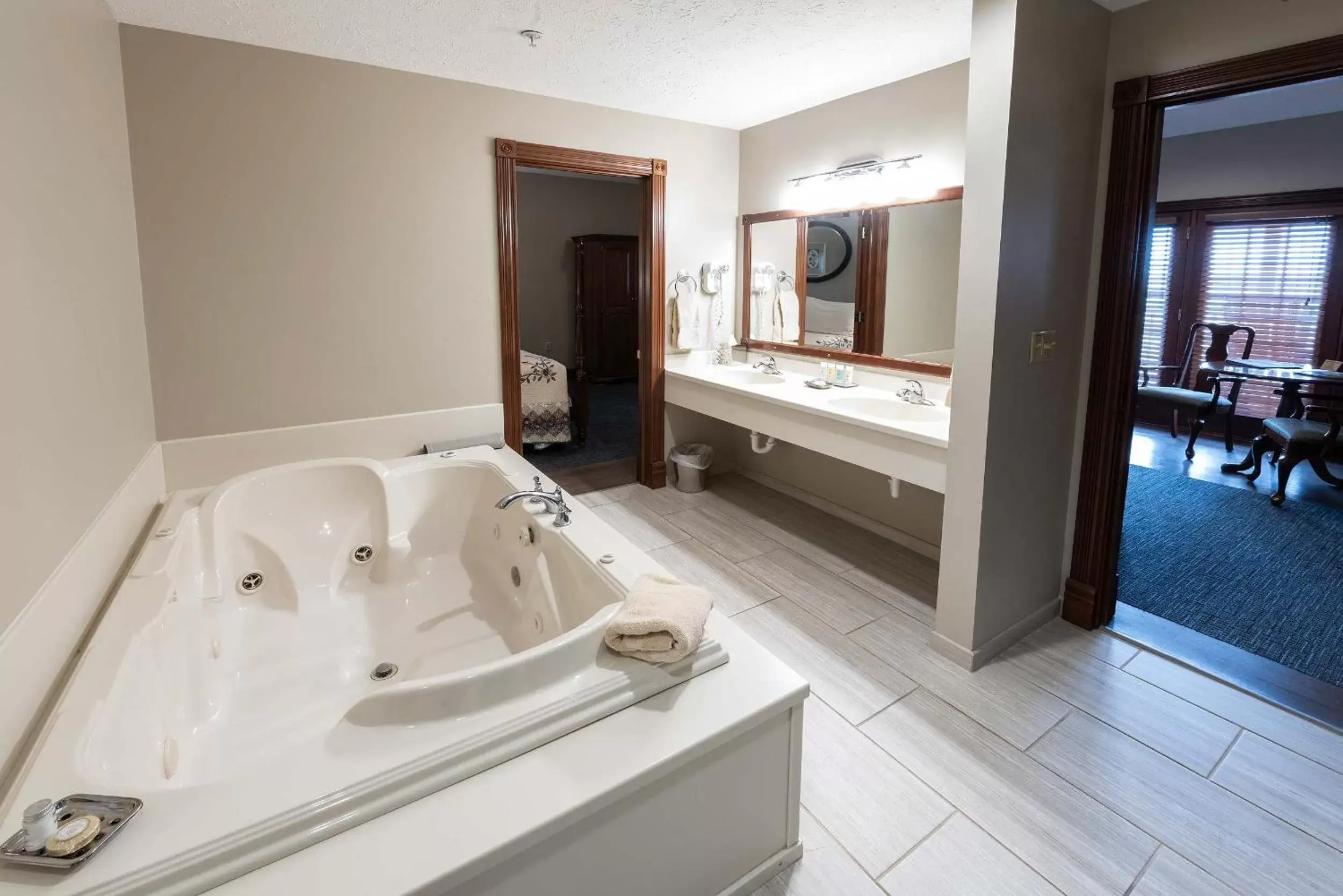 Bath, Bathroom in Carlisle Inn Walnut Creek