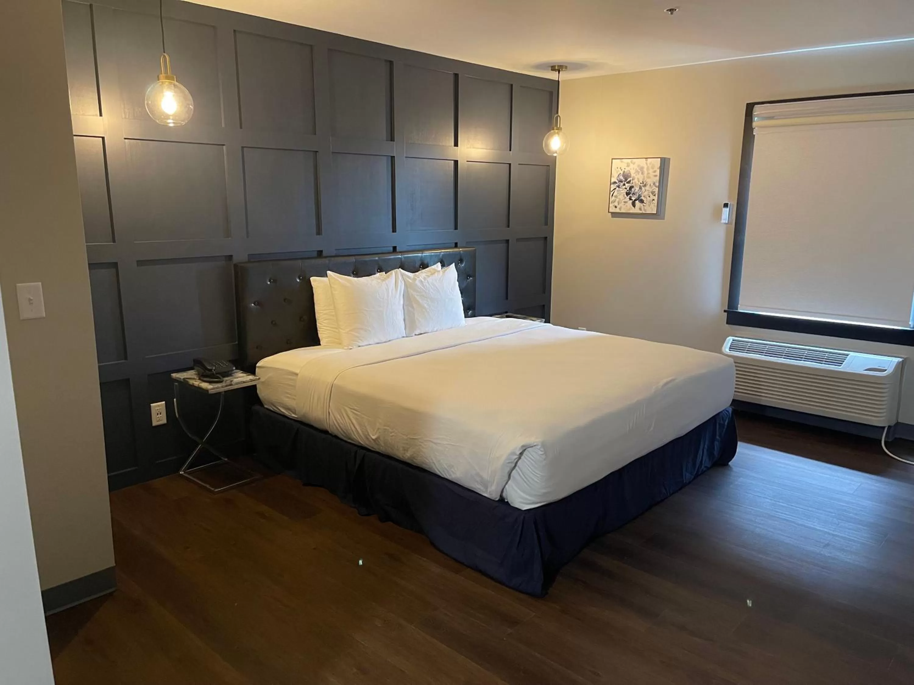 Bedroom, Bed in Chateau Hotel and Conference Center