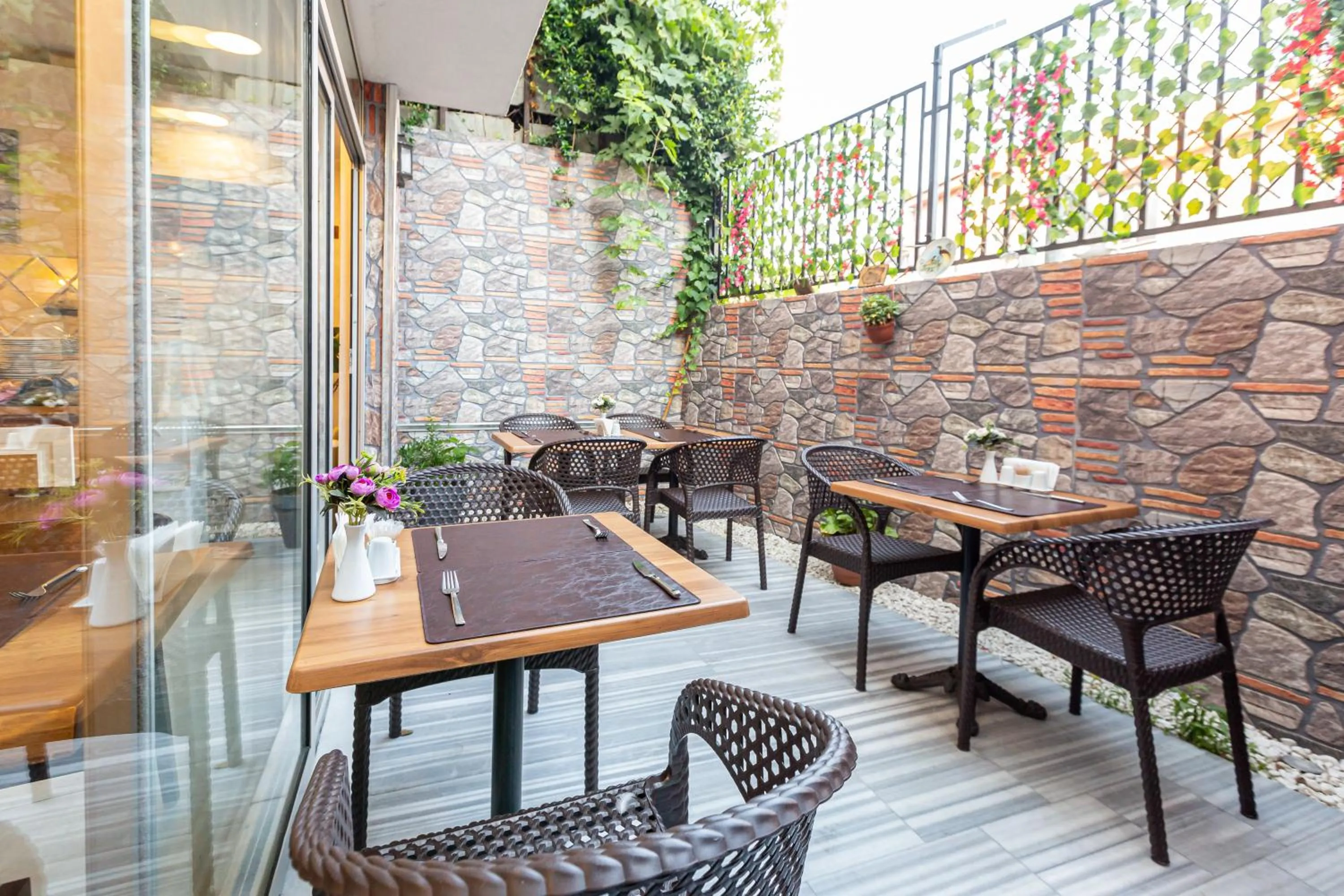 Seating area in Kumru Hotel