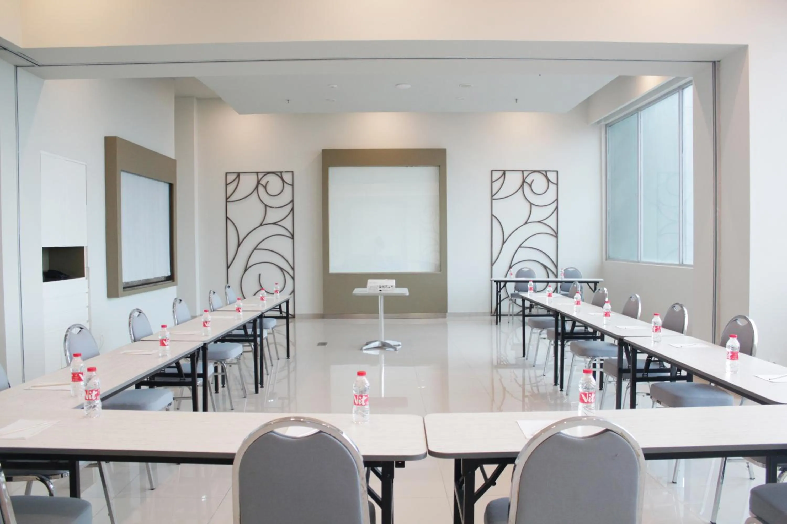 Meeting/conference room in POP! Hotel Kelapa Gading