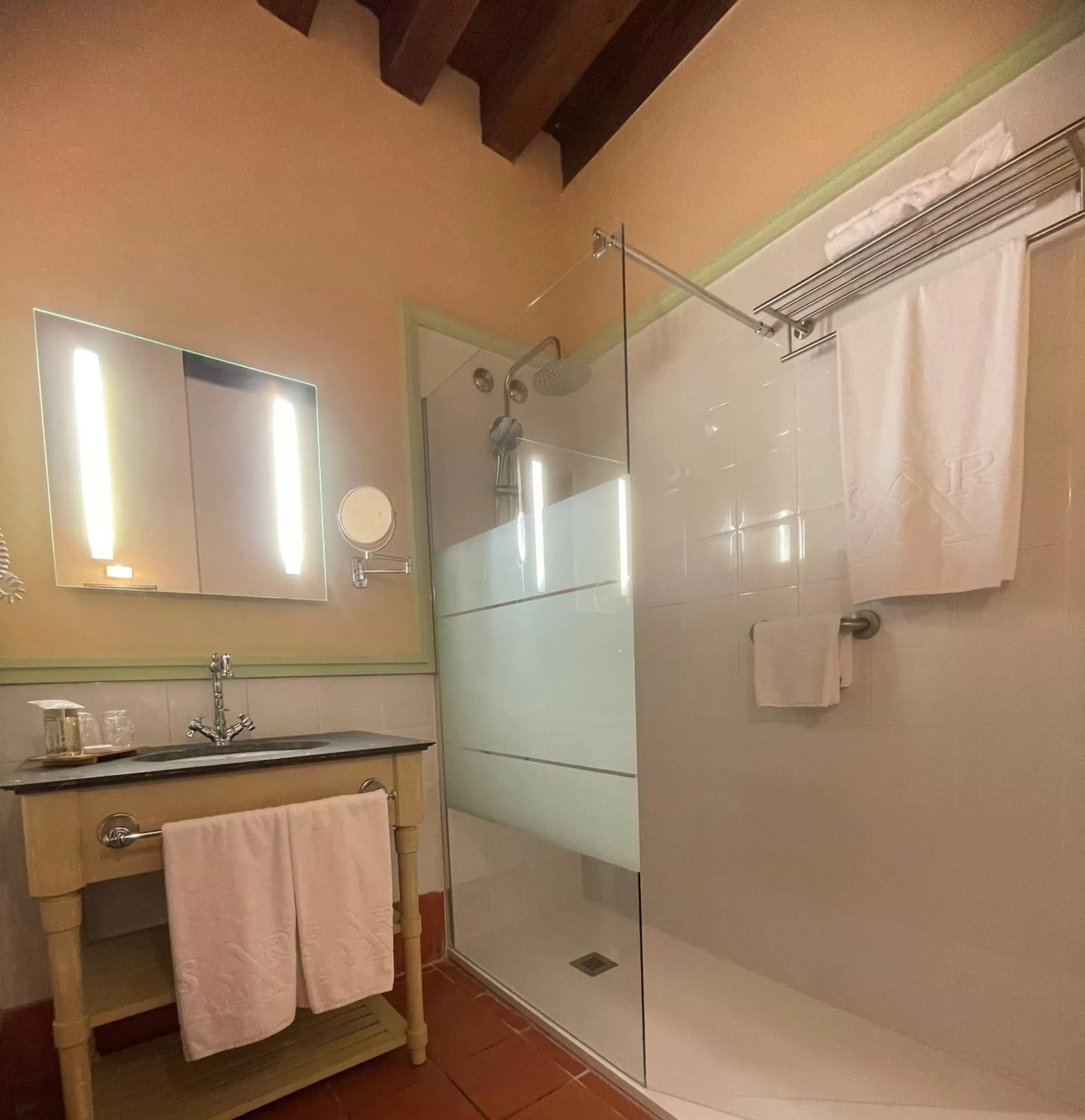 Property building, Bathroom in Hotel San Antonio el Real