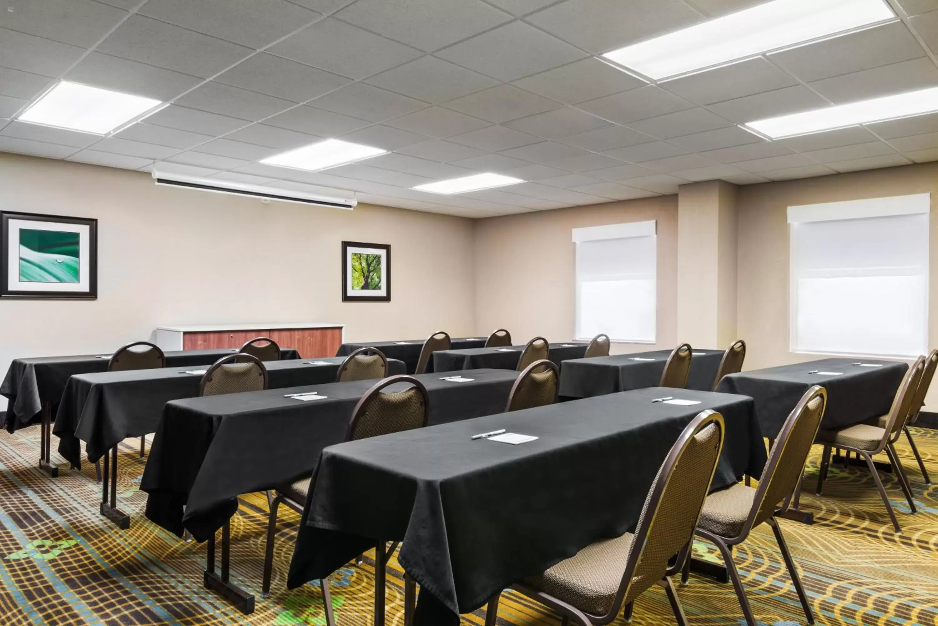Meeting/conference room in Holiday Inn Express Hotel & Suites Bentonville, an IHG Hotel