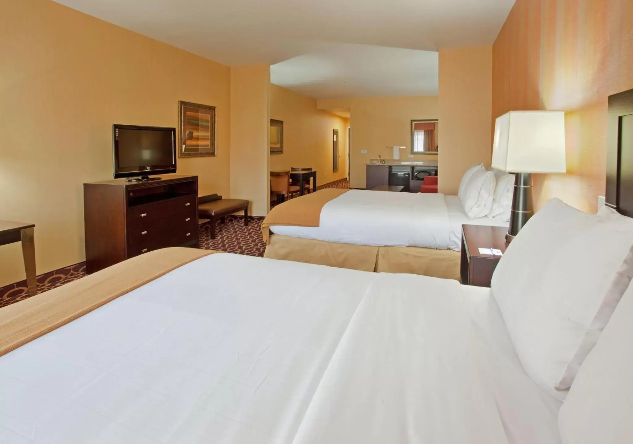 Photo of the whole room, Bed in Holiday Inn Express & Suites Sacramento NE Cal Expo, an IHG Hotel
