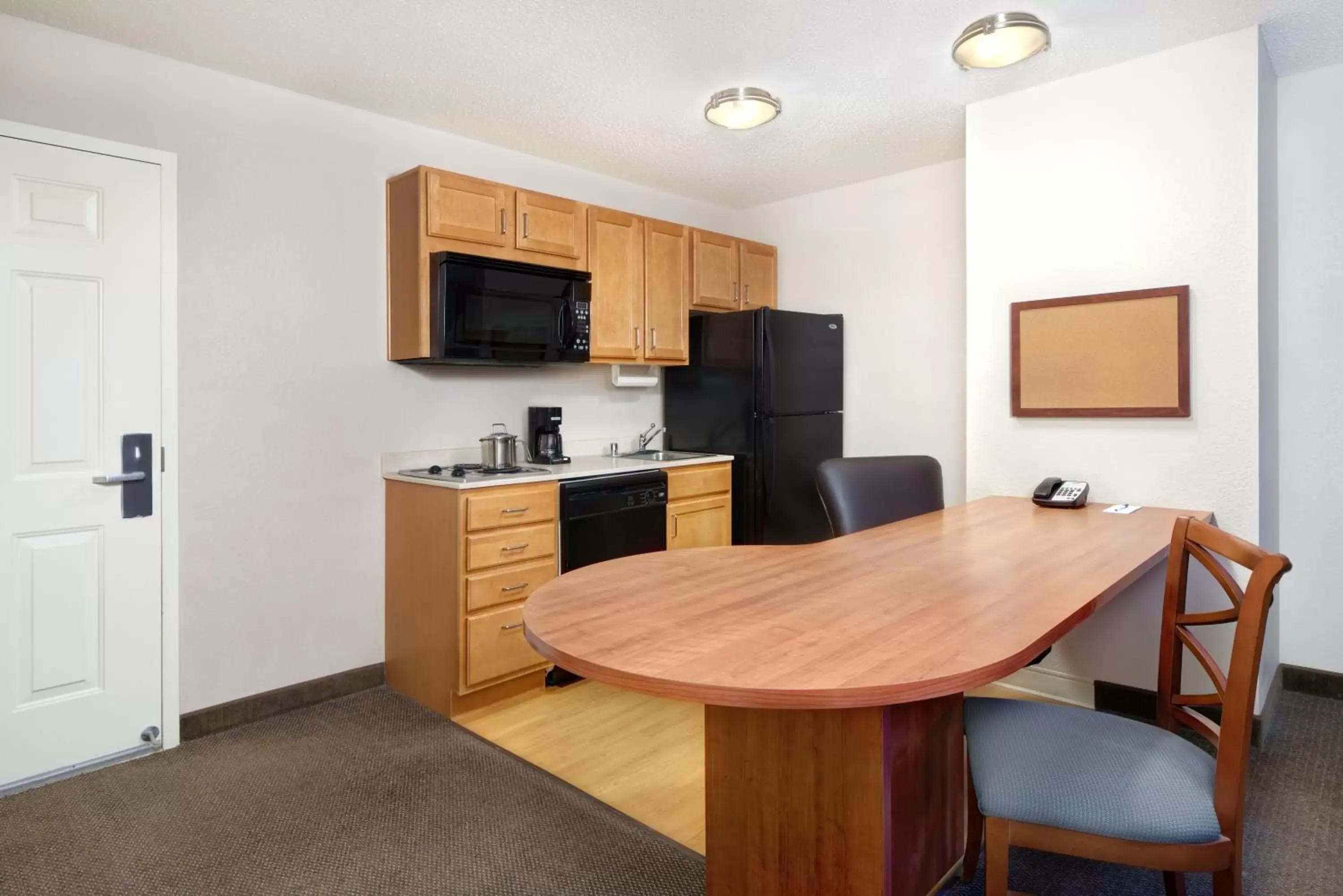 Photo of the whole room, Kitchen/Kitchenette in Candlewood Suites Kenosha, an IHG Hotel