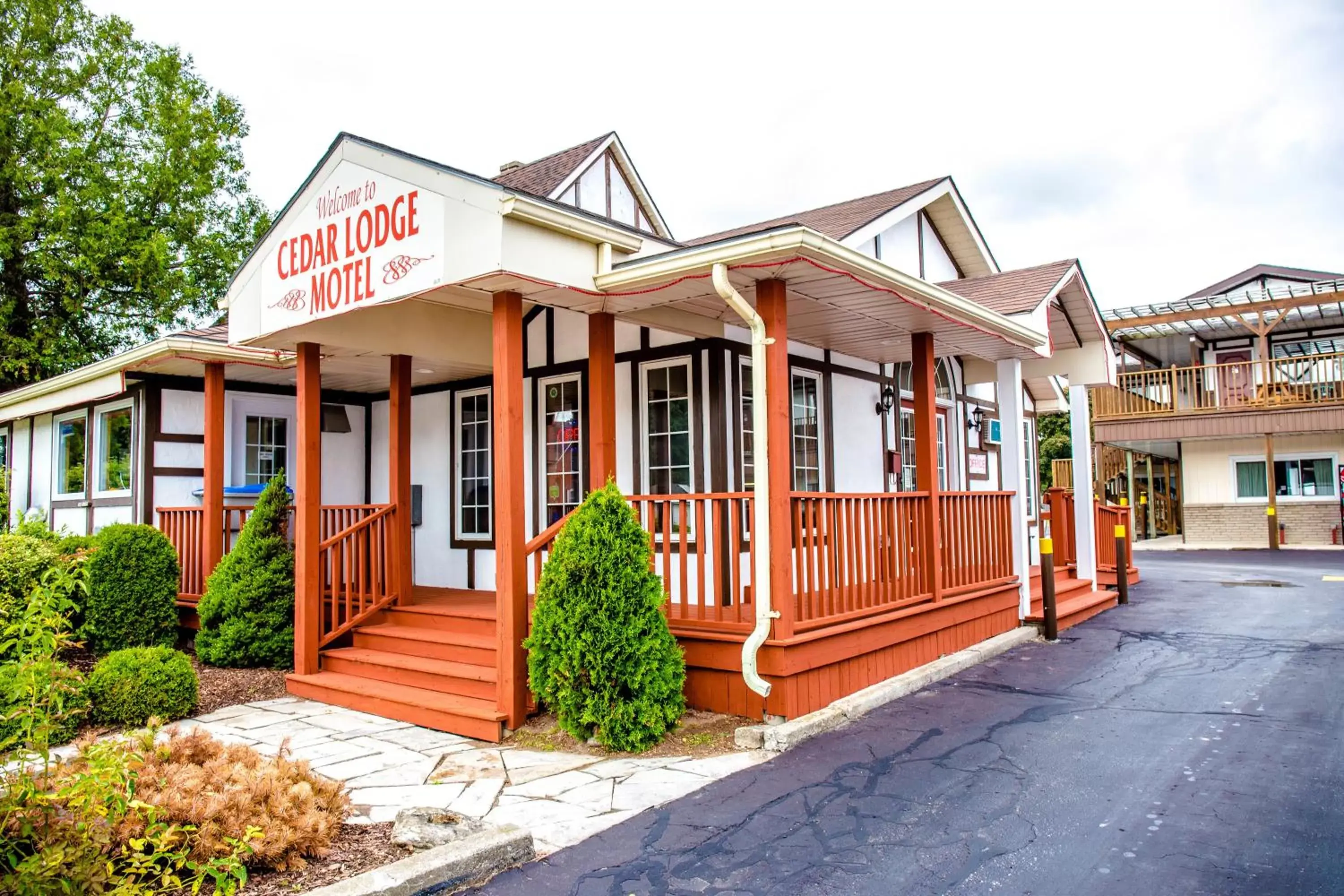 Facade/entrance, Property Building in Cedar Lodge Motel