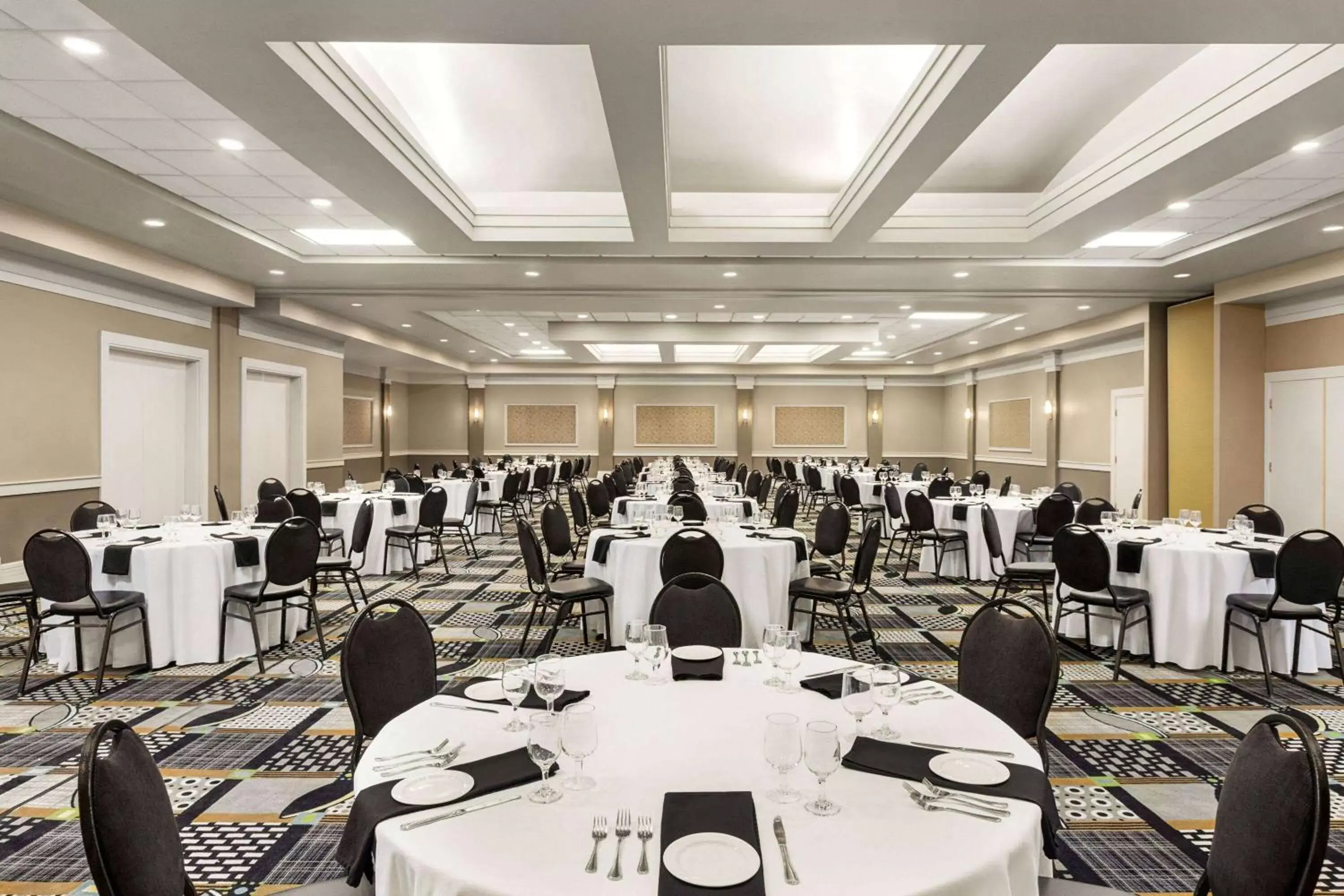 Banquet/Function facilities, Restaurant/Places to Eat in Royal Hotel Edmonton Airport Trademark Collection By Wyndham