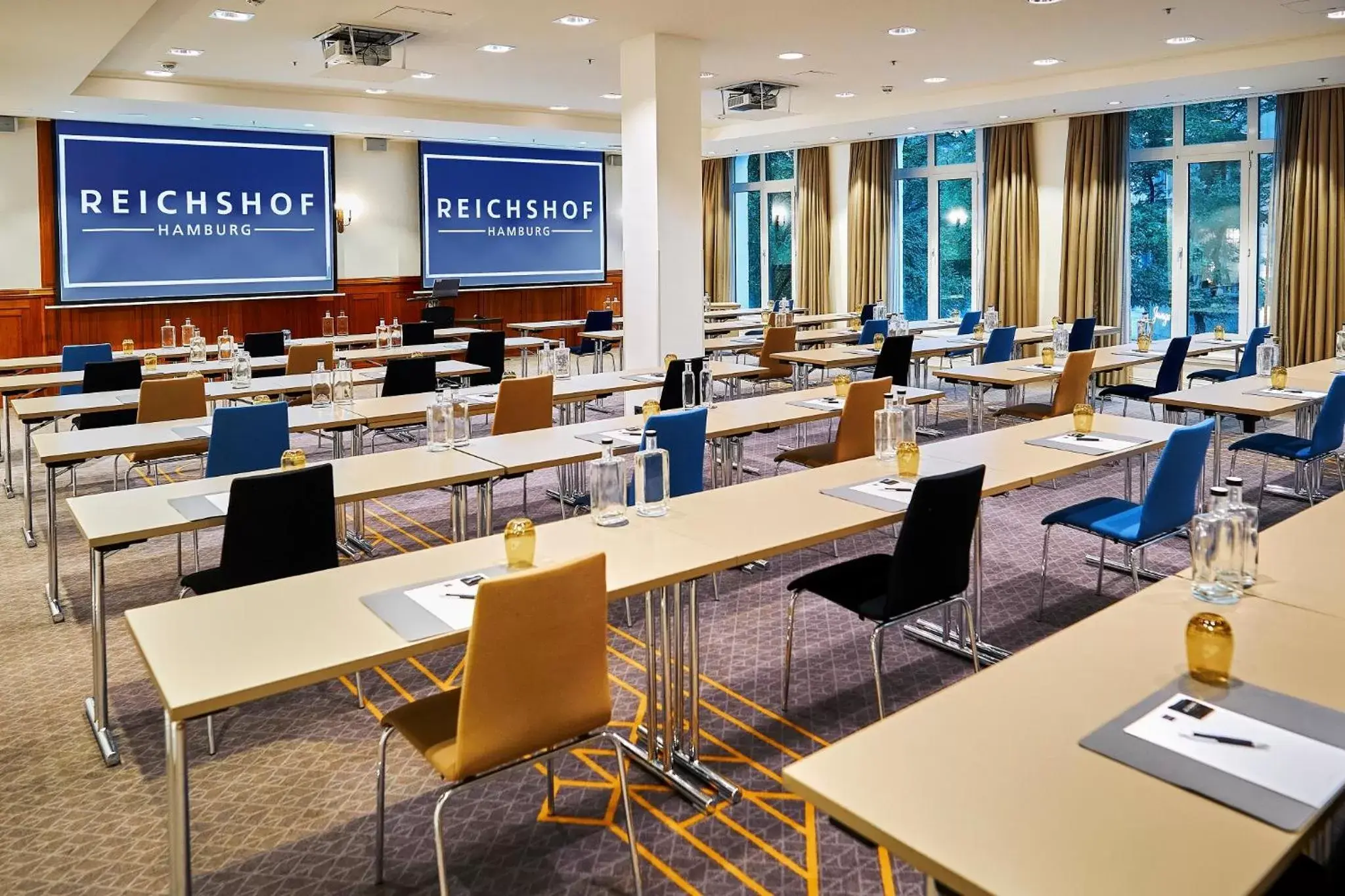 Meeting/conference room, Restaurant/Places to Eat in Reichshof Hotel Hamburg