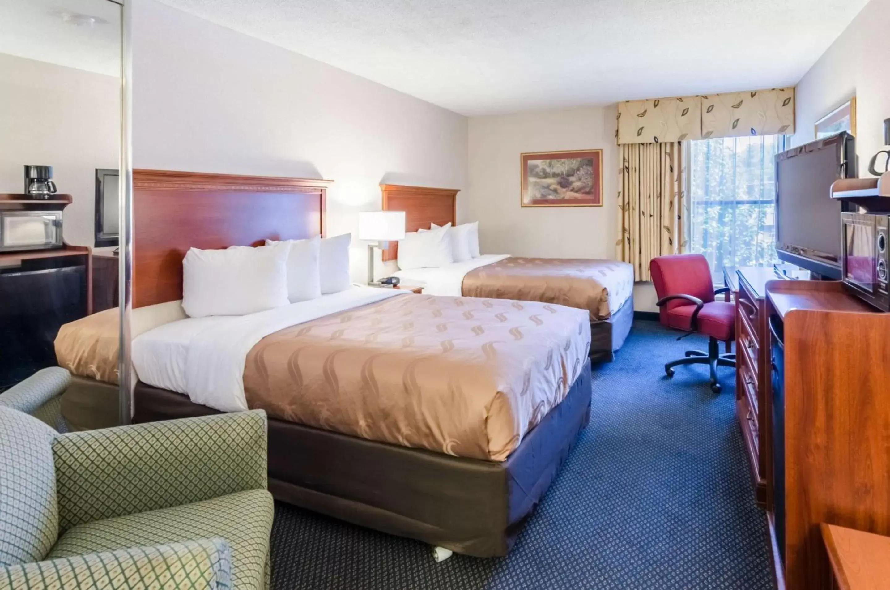 Photo of the whole room, Bed in Quality Inn Lynchburg