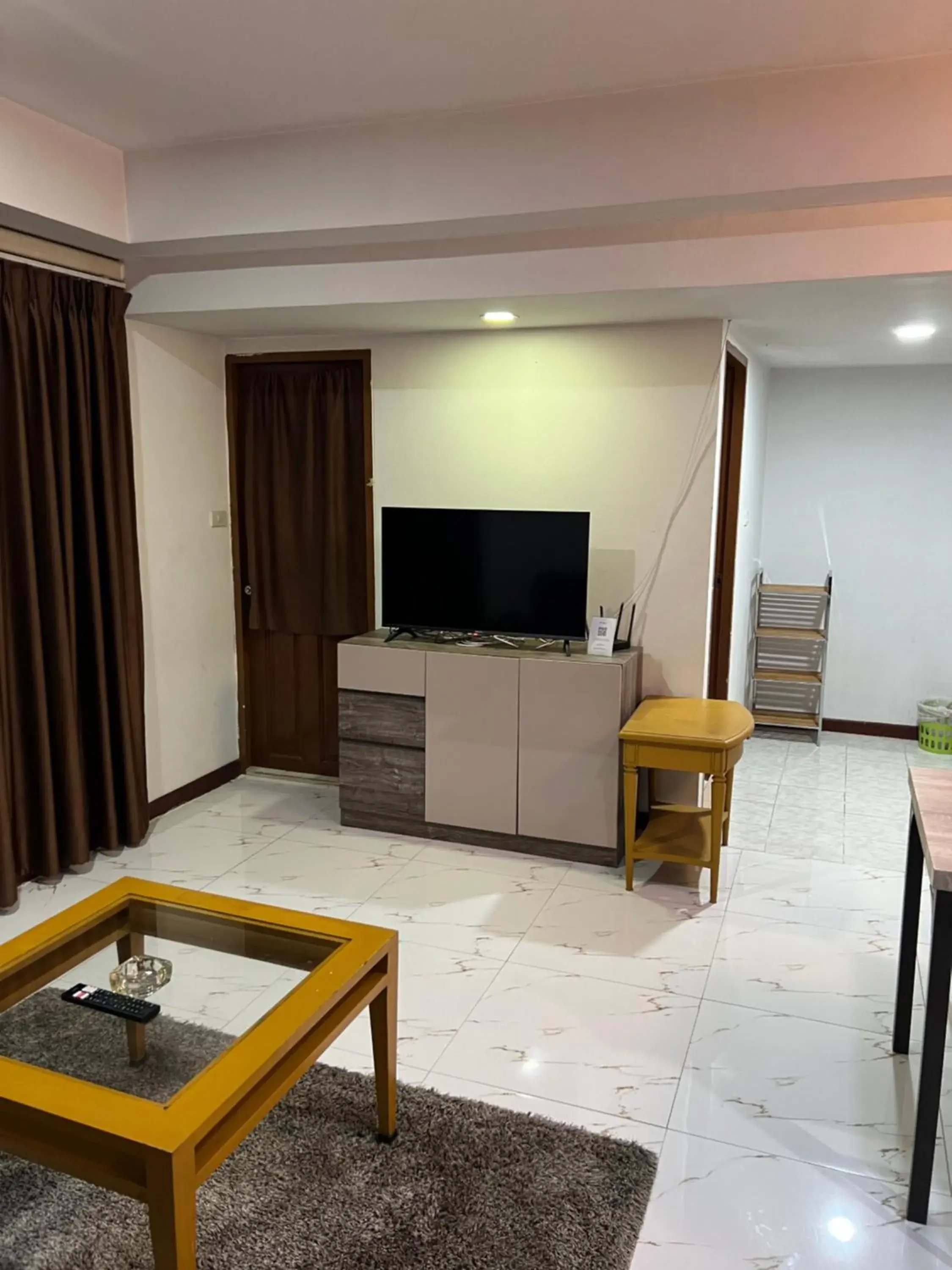 Living room, TV/Entertainment Center in Mall Suites Hotel