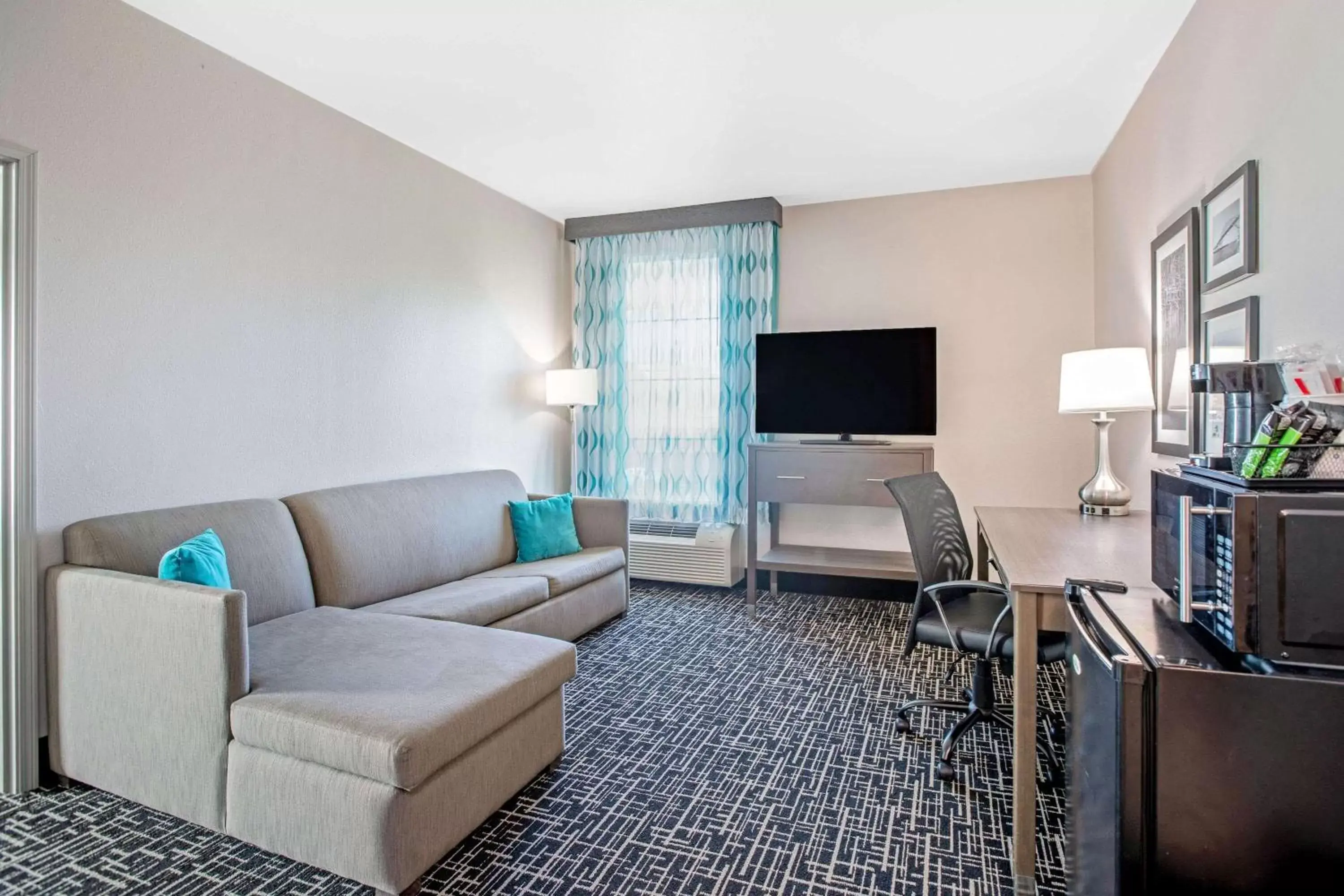 TV and multimedia, Seating Area in La Quinta by Wyndham Corpus Christi - Portland