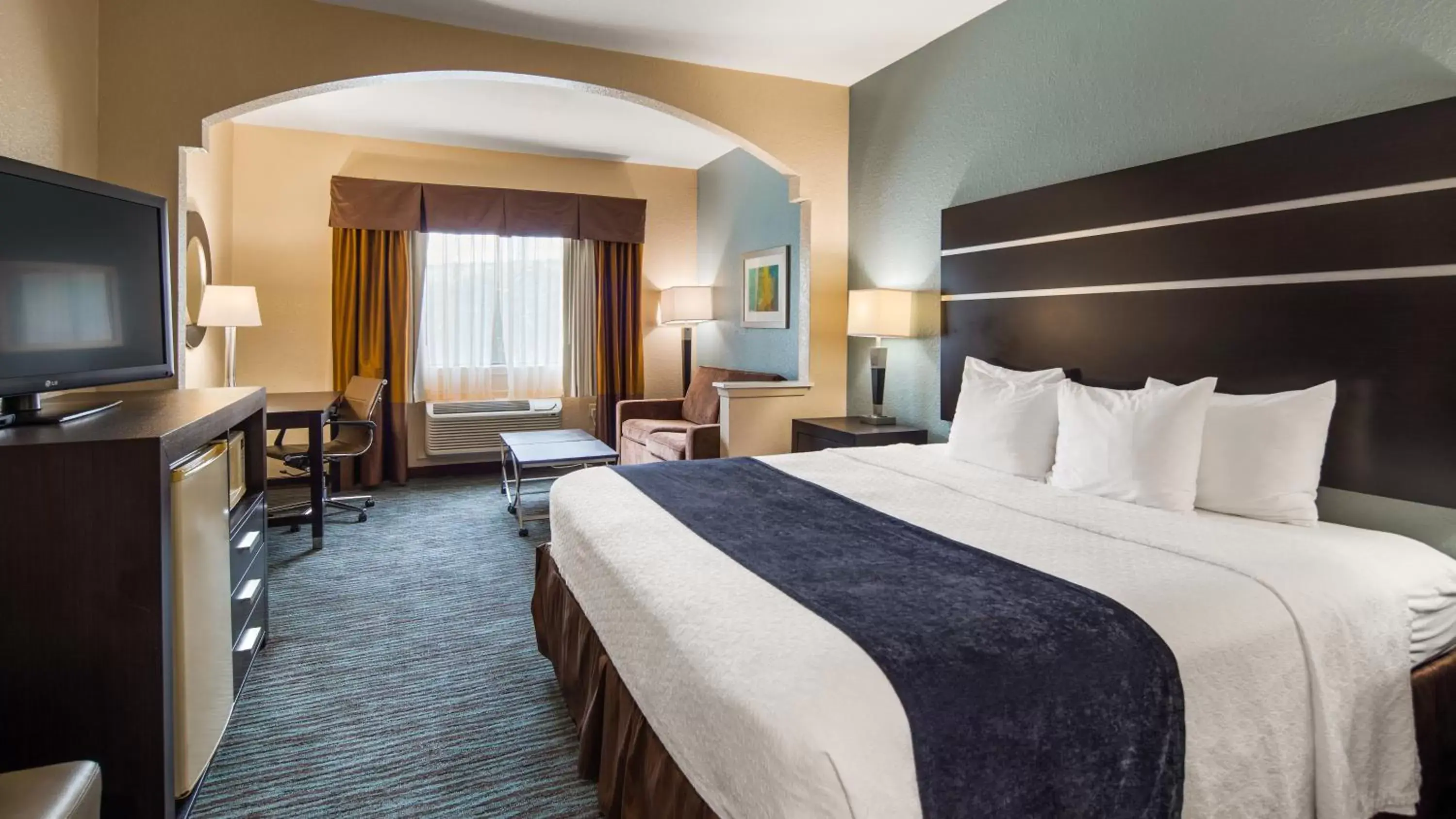 Bedroom in Best Western Plus Northwest Inn and Suites Houston