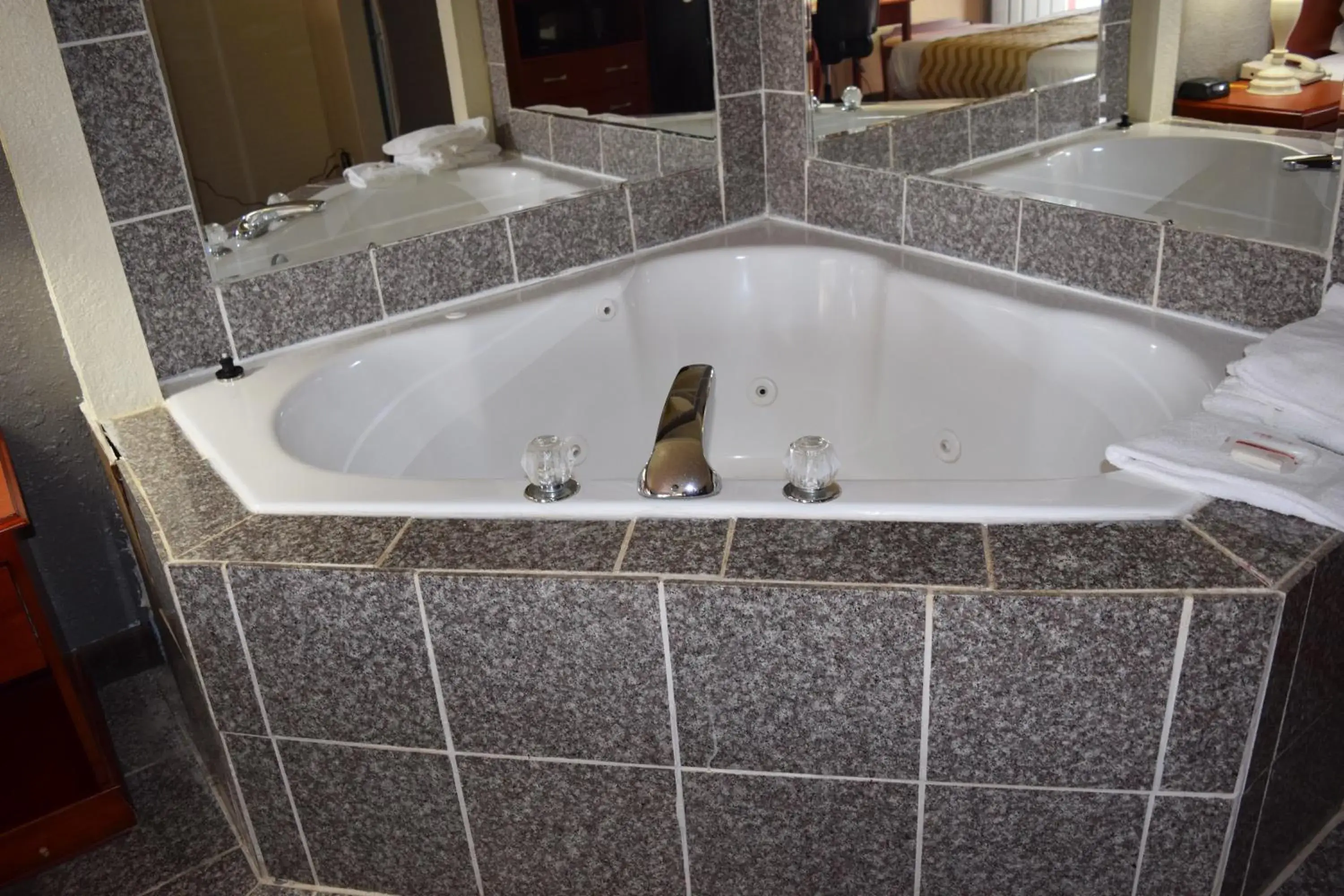 Hot Tub, Bathroom in Travelodge Inn & Suites by Wyndham Norman