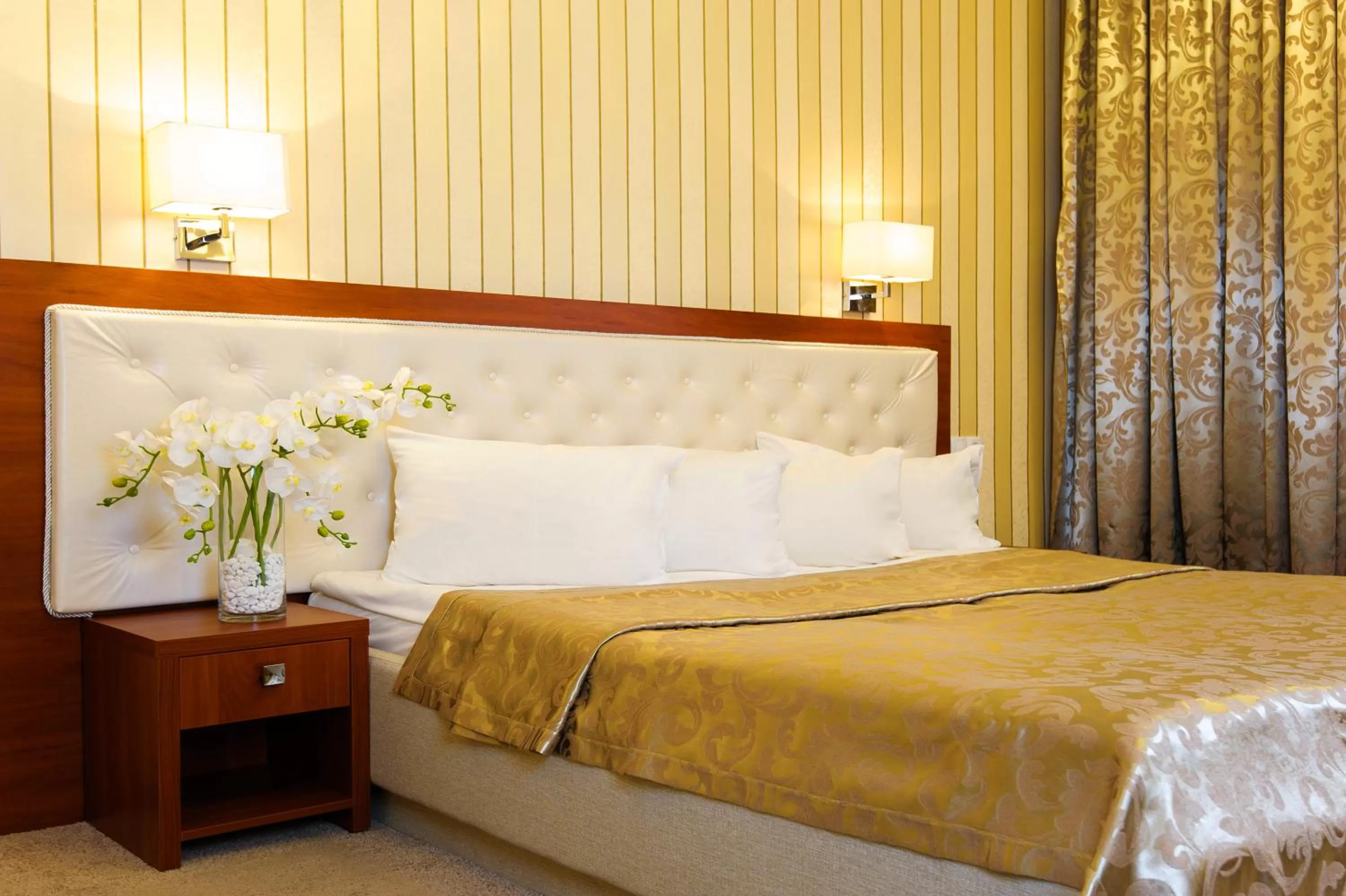 TV and multimedia in Jolly Alon Hotel