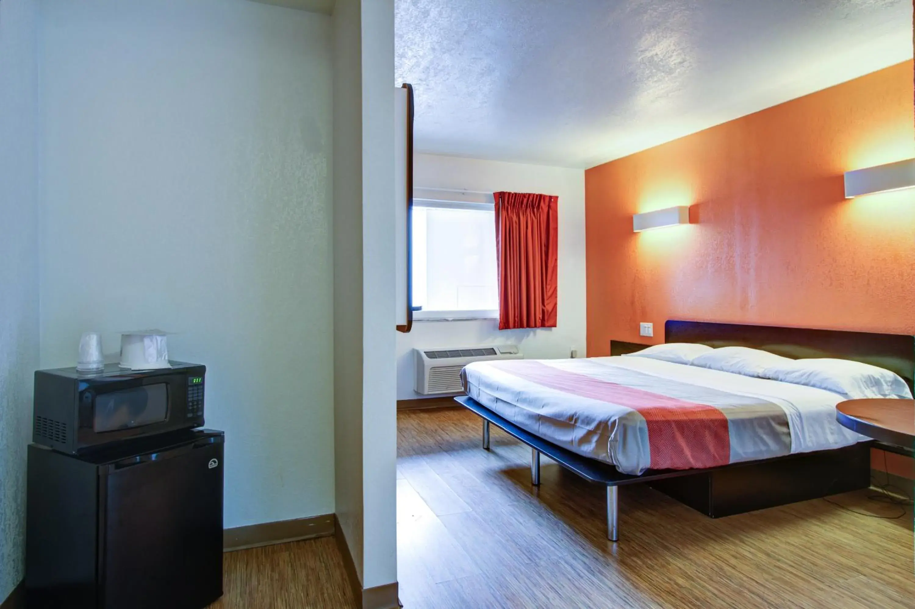 Bedroom, Bed in Motel 6-Richfield, OH Bedroom, Bed in Motel 6-Richfield, OH