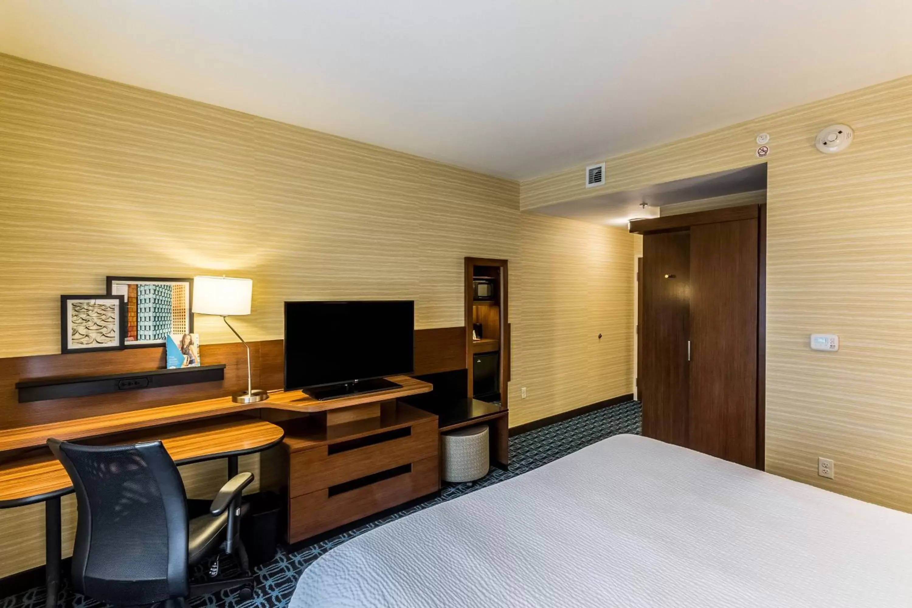 Photo of the whole room, TV/Entertainment Center in Fairfield Inn & Suites by Marriott Butte