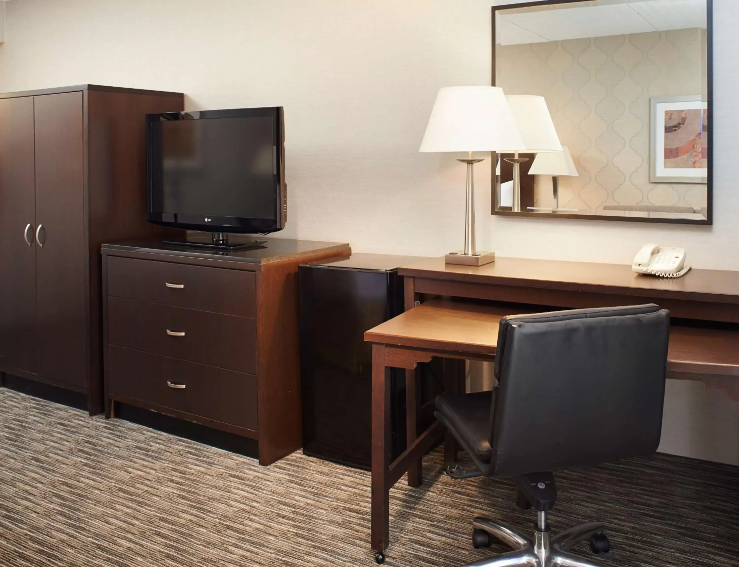Living room, TV/Entertainment Center in DoubleTree by Hilton Dearborn