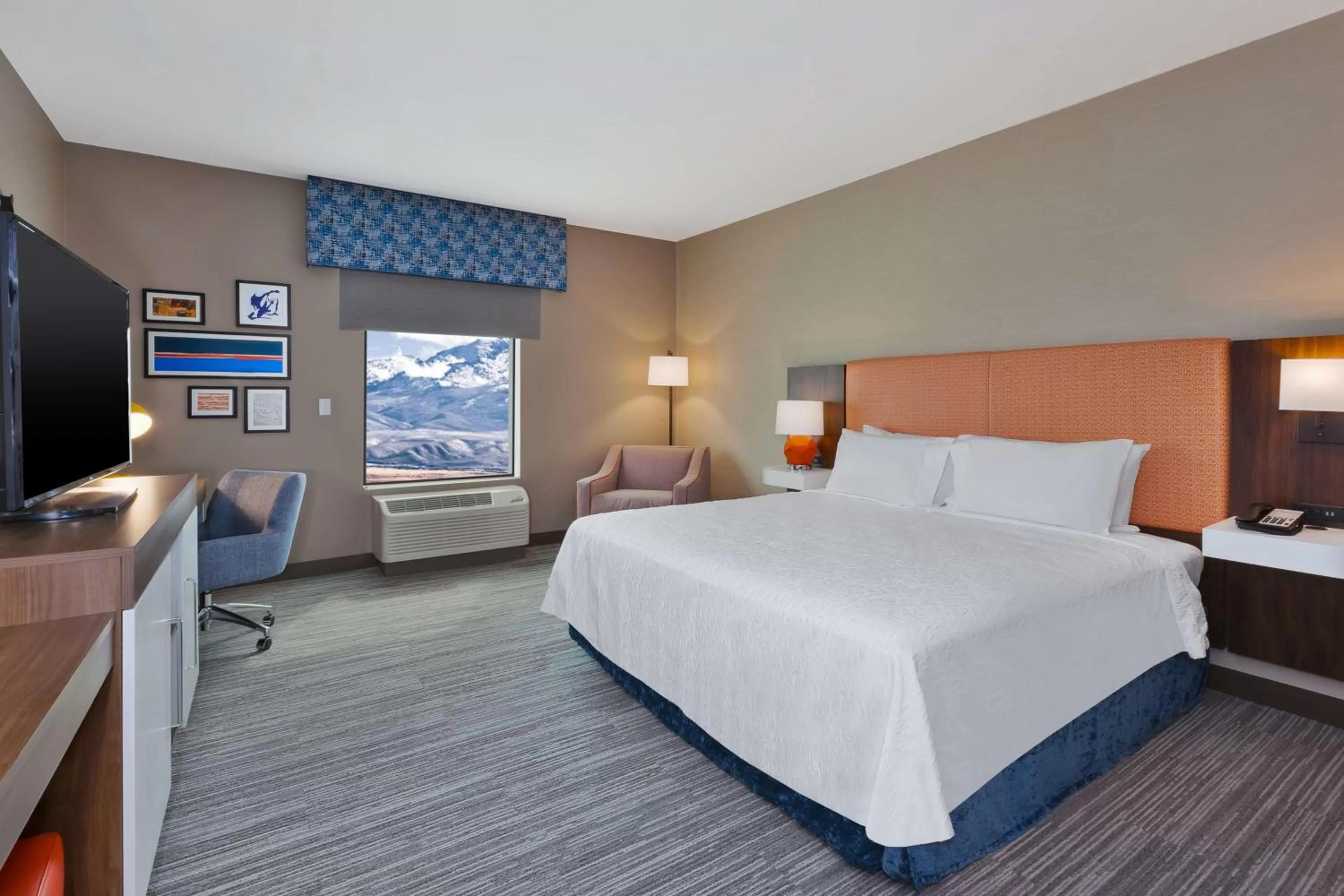 Bed in Hampton Inn & Suites Wells, Nv