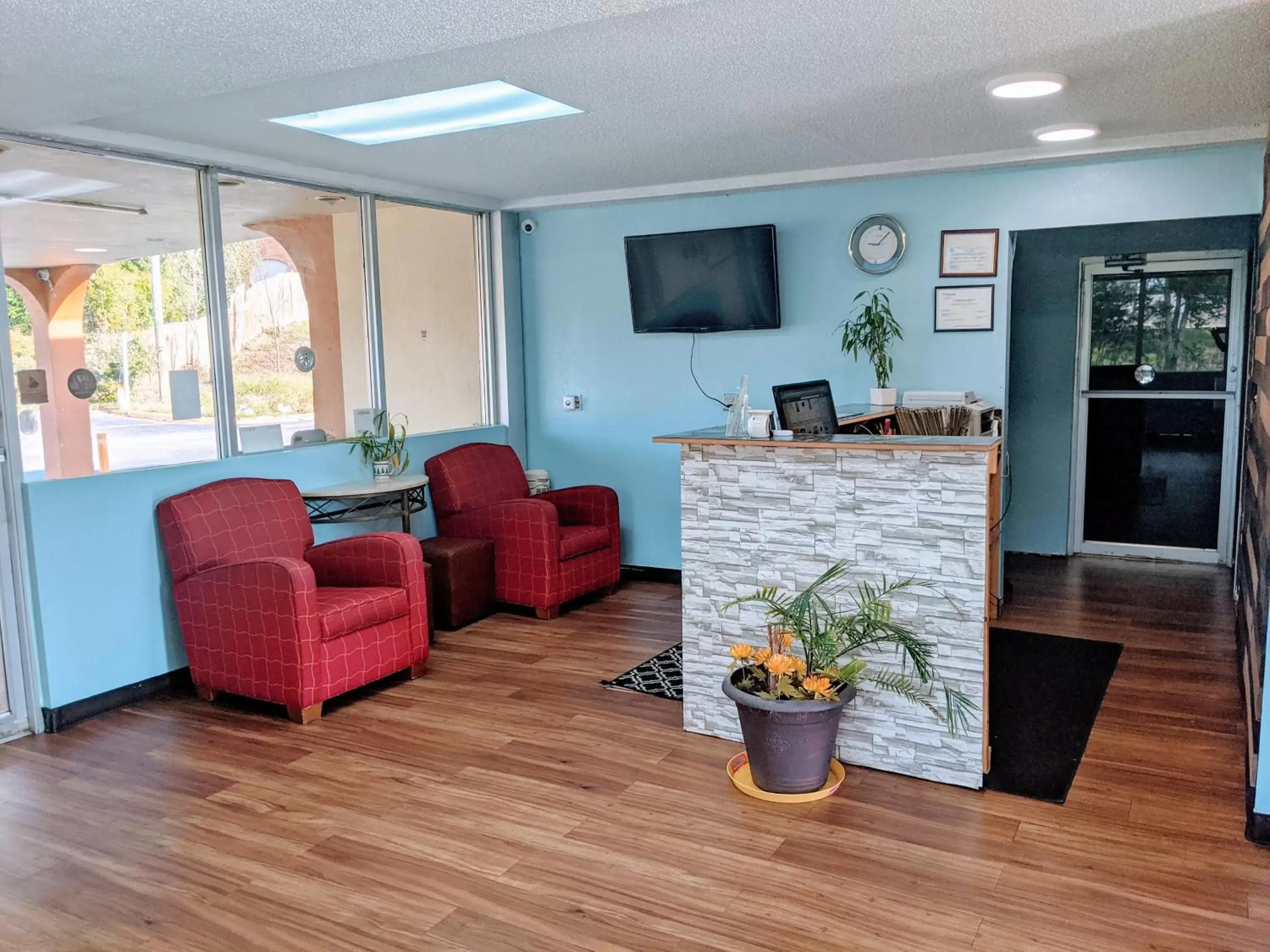 Lobby or reception, Seating Area in Travelodge by Wyndham Forsyth