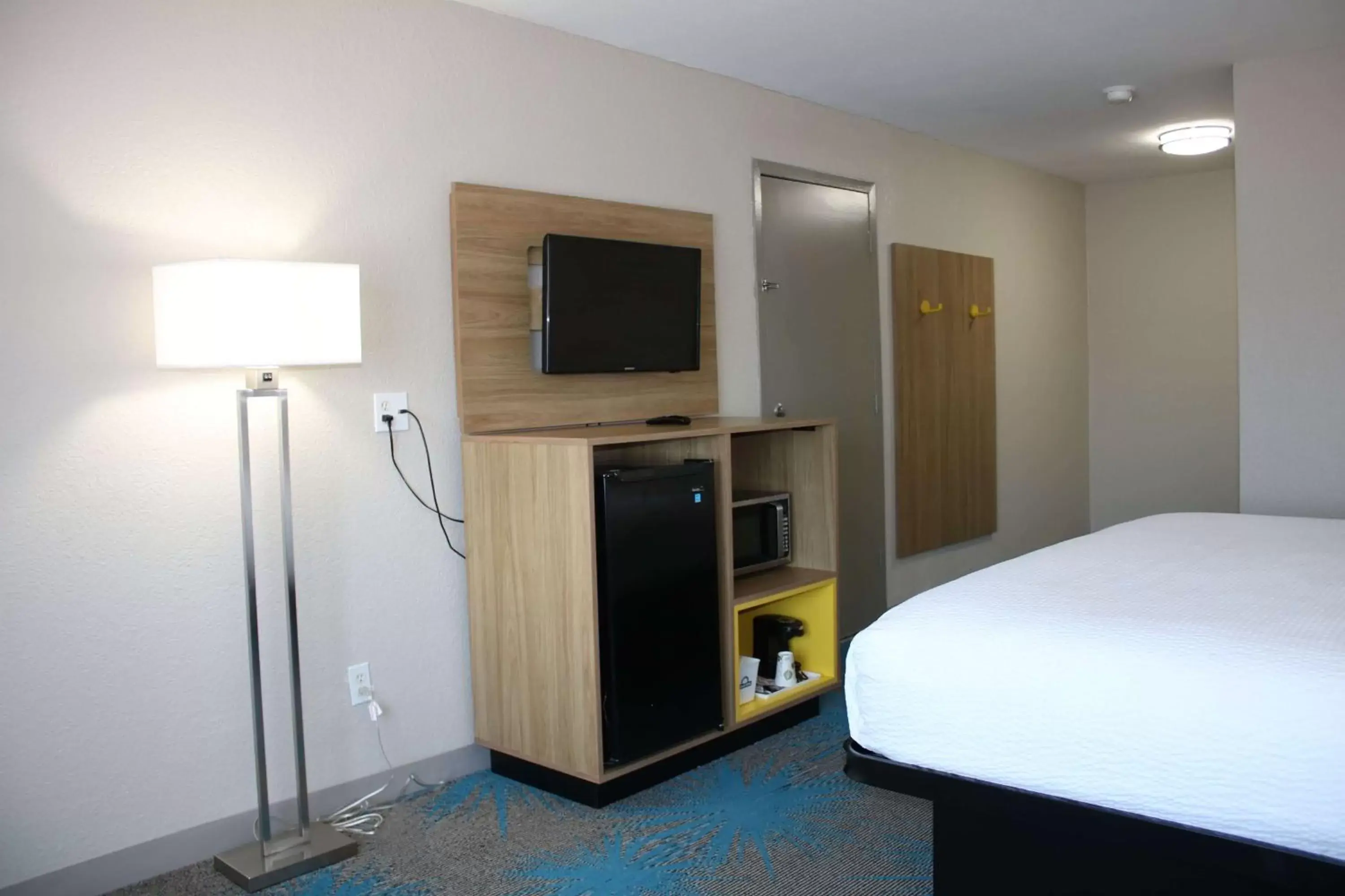 Photo of the whole room, TV/Entertainment Center in Days Inn by Wyndham Waco University Area